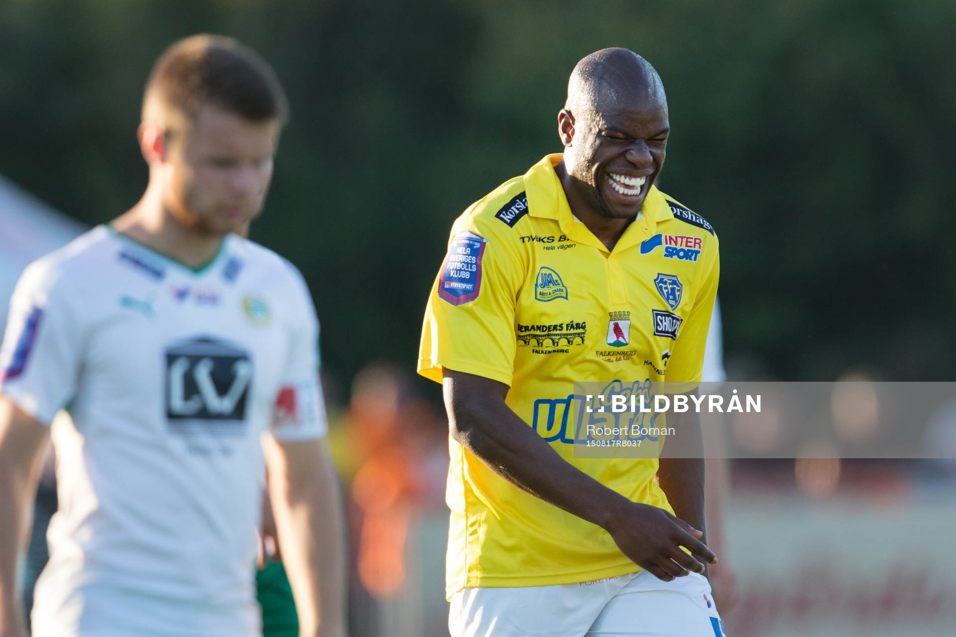Falkenbergs Hakeem Araba skrattar under en situation där en Hammarby spelare hamnat på marken efter en duell och vill ha frispark. fotbollsmatchen i Allsvenskan mellan Falkenberg och Hammarby den 17 Augusti 2015 i Falkenberg.