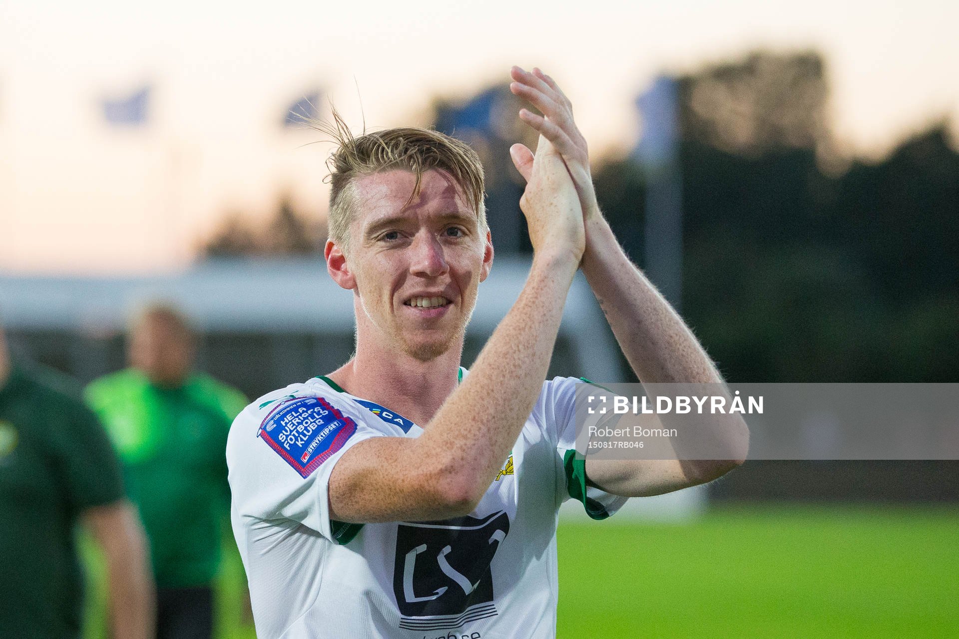 Hammarbys Birkir Már Saevarsson jublar med publiken efter fotbollsmatchen i Allsvenskan mellan Falkenberg och Hammarby den 17 Augusti 2015 i Falkenberg.