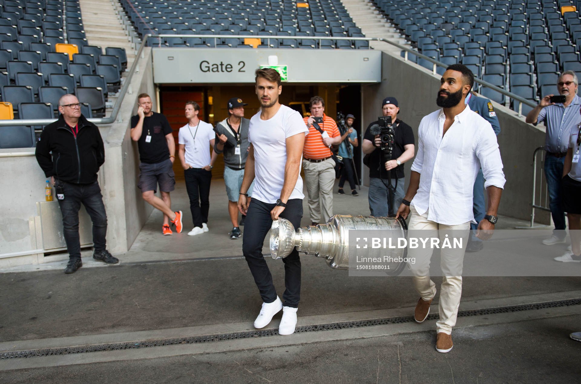 Marcus Krüger och Johnny Oduya bär in Stanley Cup