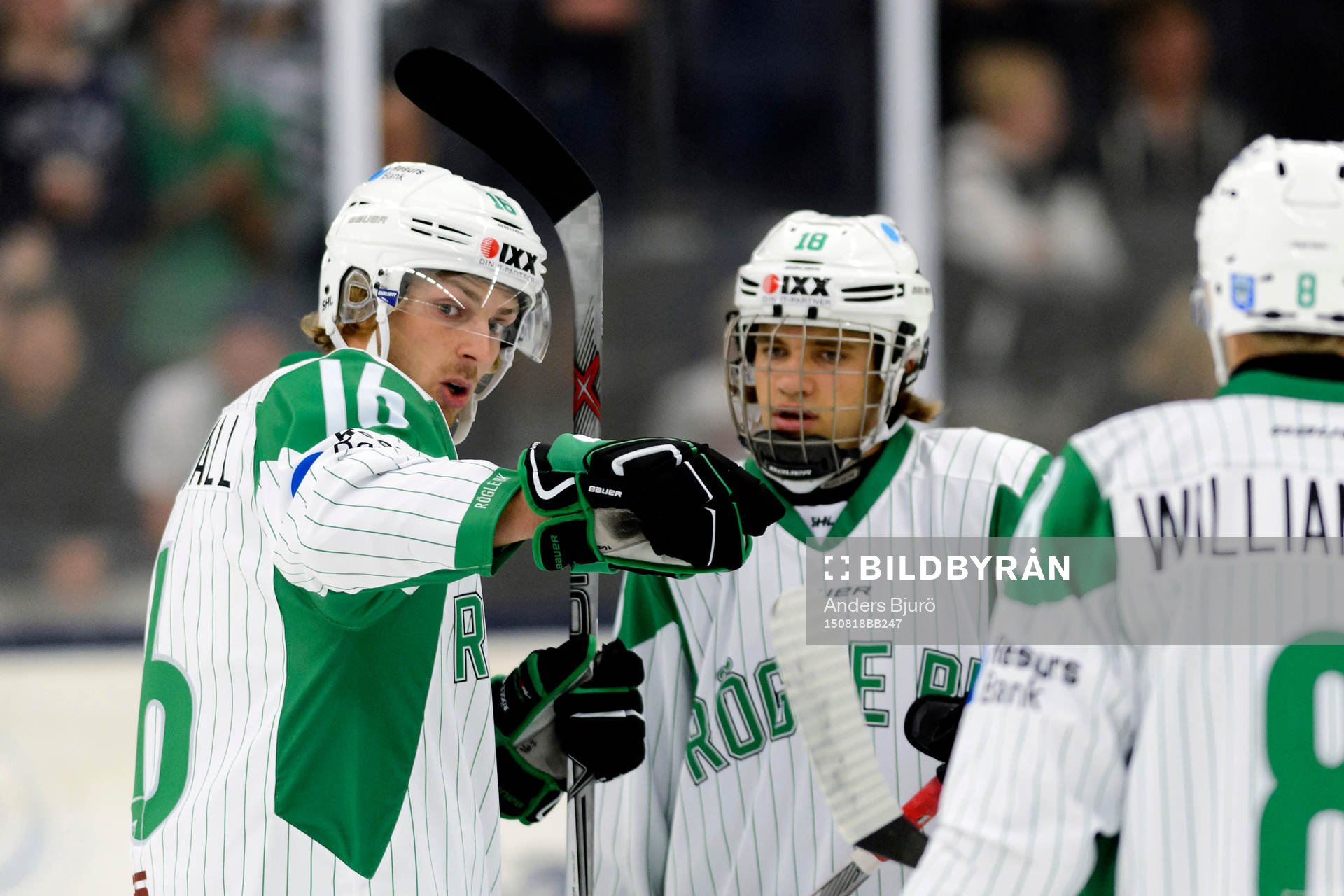 Rögles Christopher Liljewall ger Timothy Liljegren