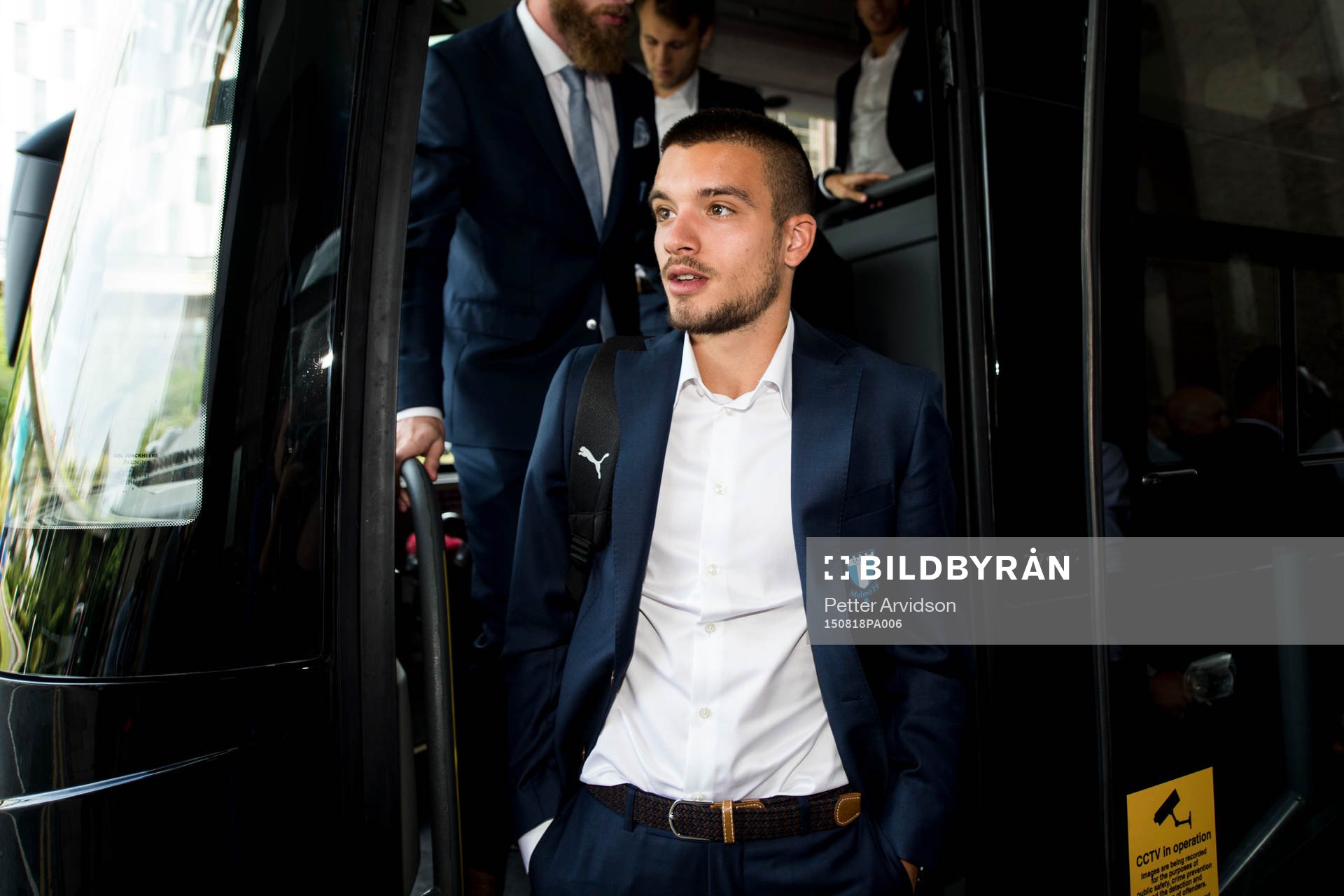 Malmö FFs Vladimir Rodic kliver av bussen när laget