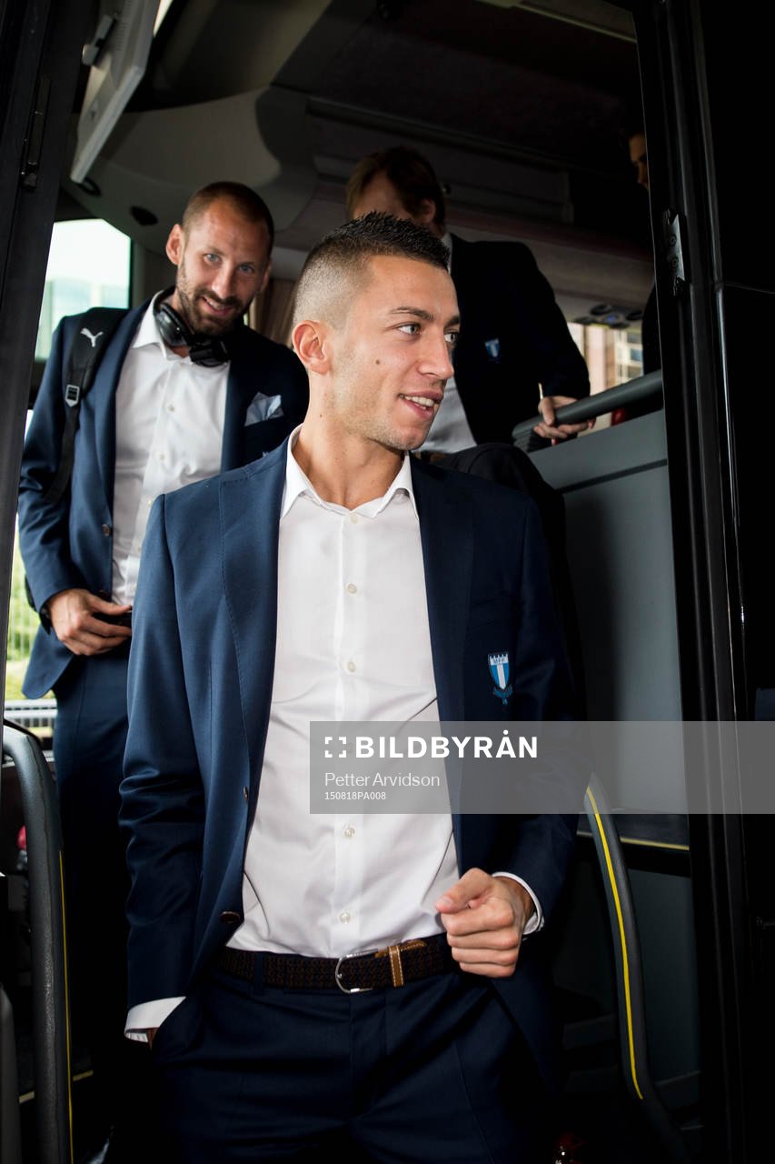 Malmö FFs Nikola Djurjic kliver av bussen när laget