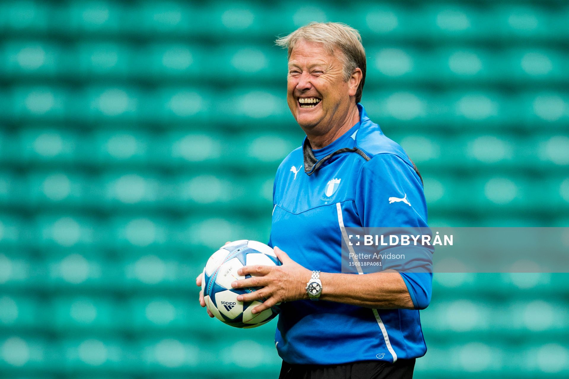 Malmö FFs tränare Åge Hareide skrattar under en träning inför kvalet till Champions League den 18 augusti 2015 i Glasgow.