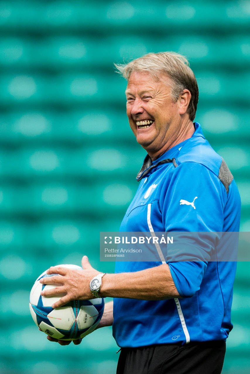 Malmö FFs tränare Åge Hareide skrattar