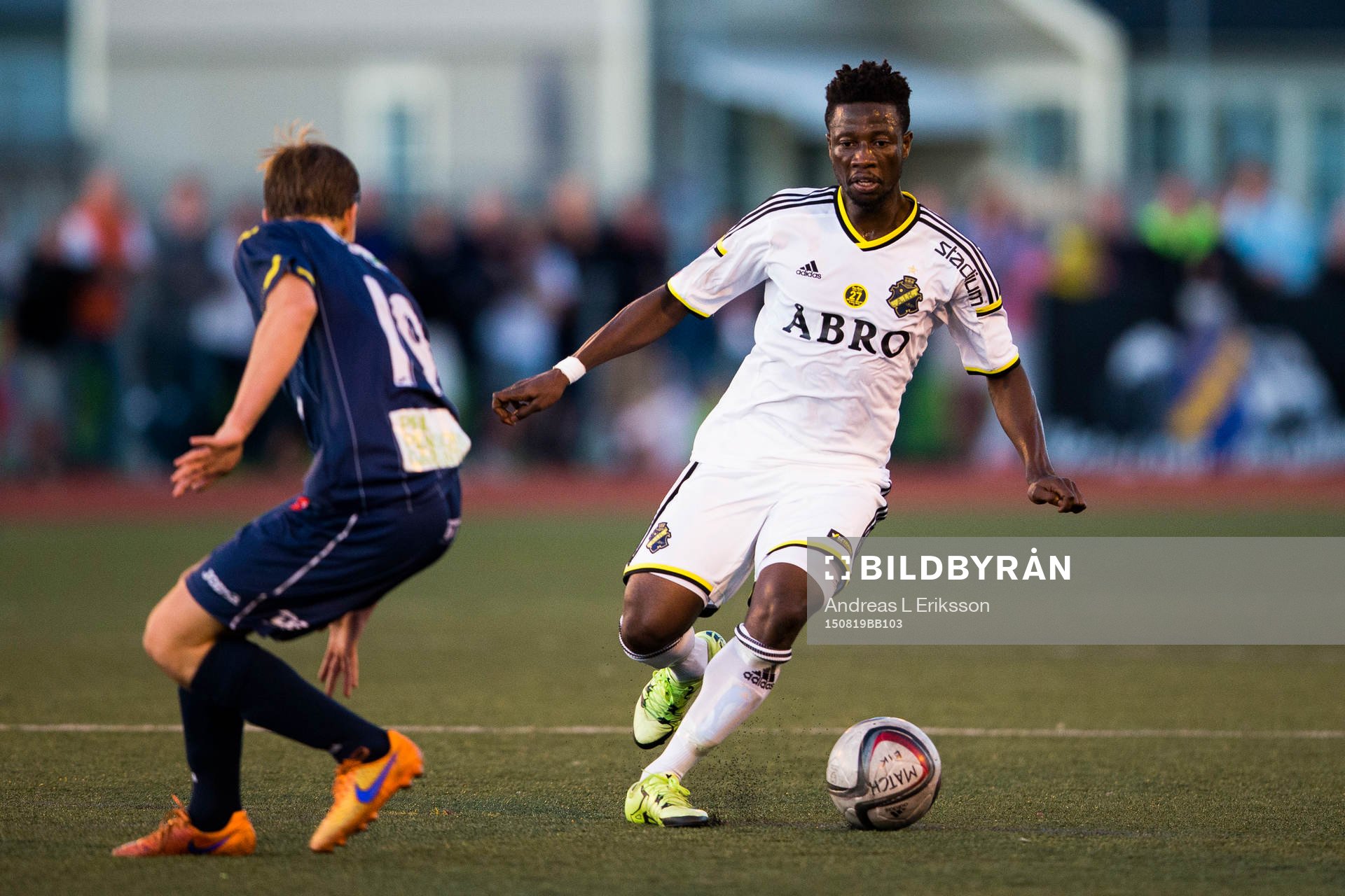 Ekerös Max Whitman och AIK:s Ebenezer Ofori under fotbollsmatchen i Svenska cupen mellan Ekerö och AIK den 19 augusti 2015 i Stockholm. 