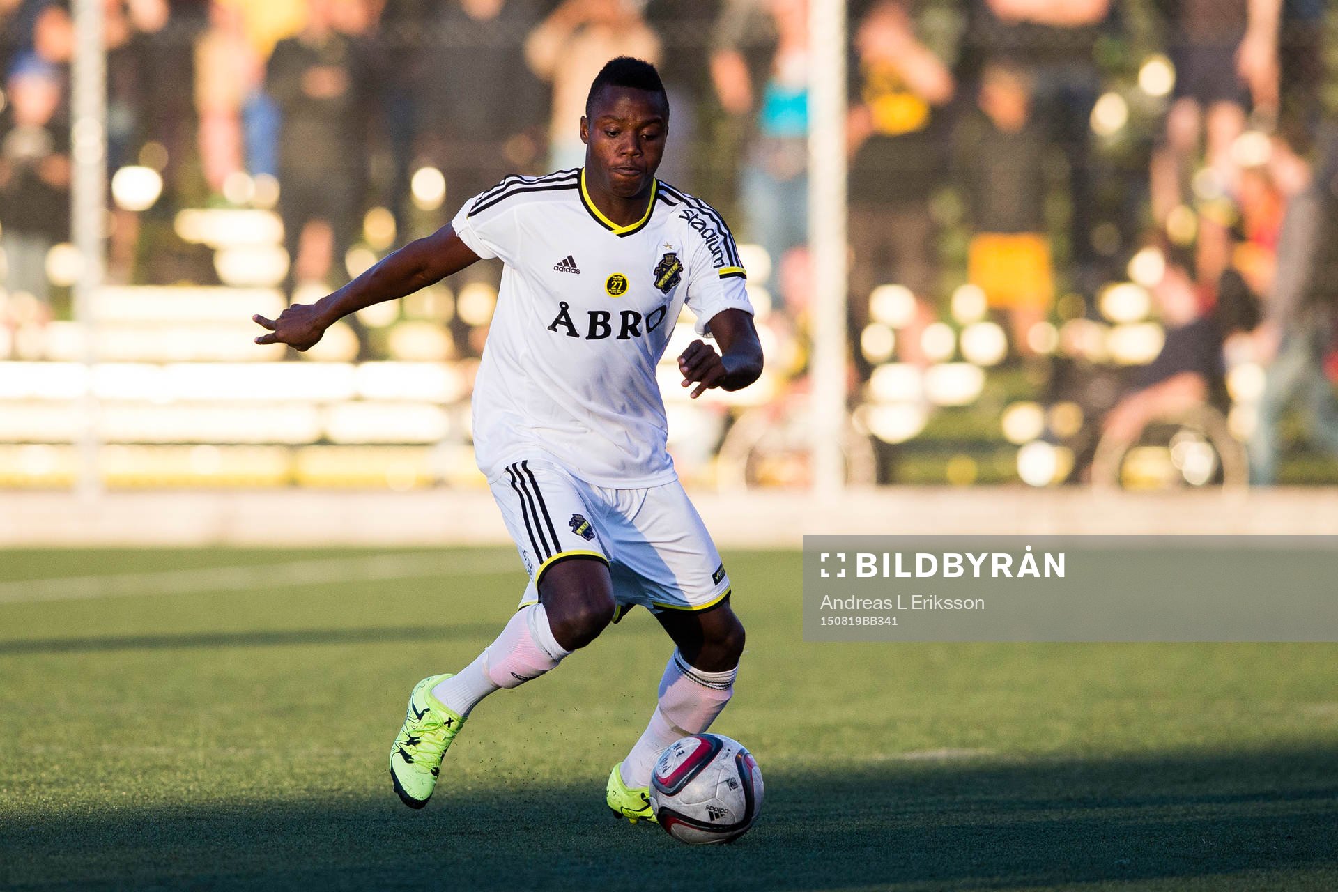 s Patrick Kpozo med bollen