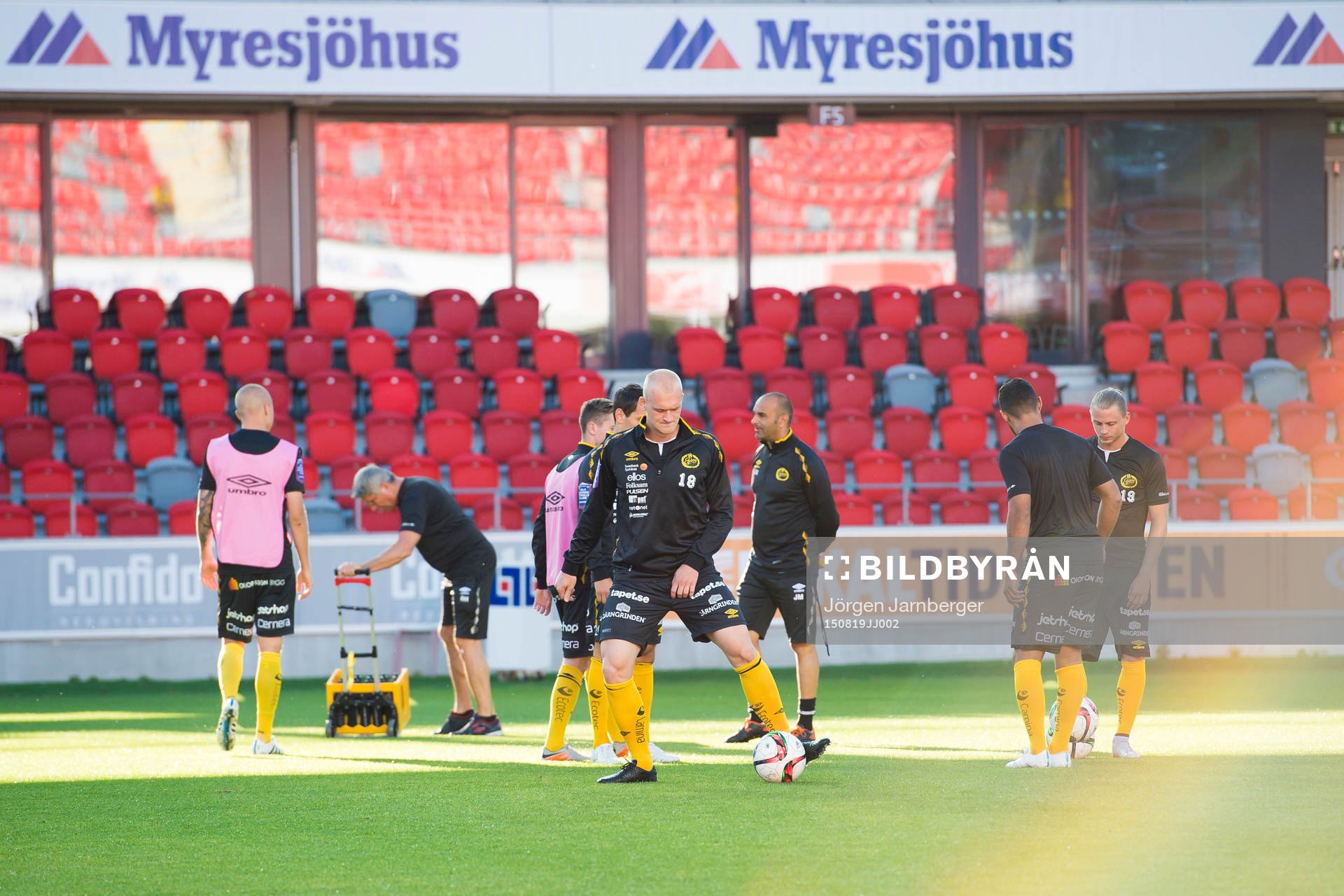 Elfsborgs spelare värmer upp innan en fotbollsmatch i