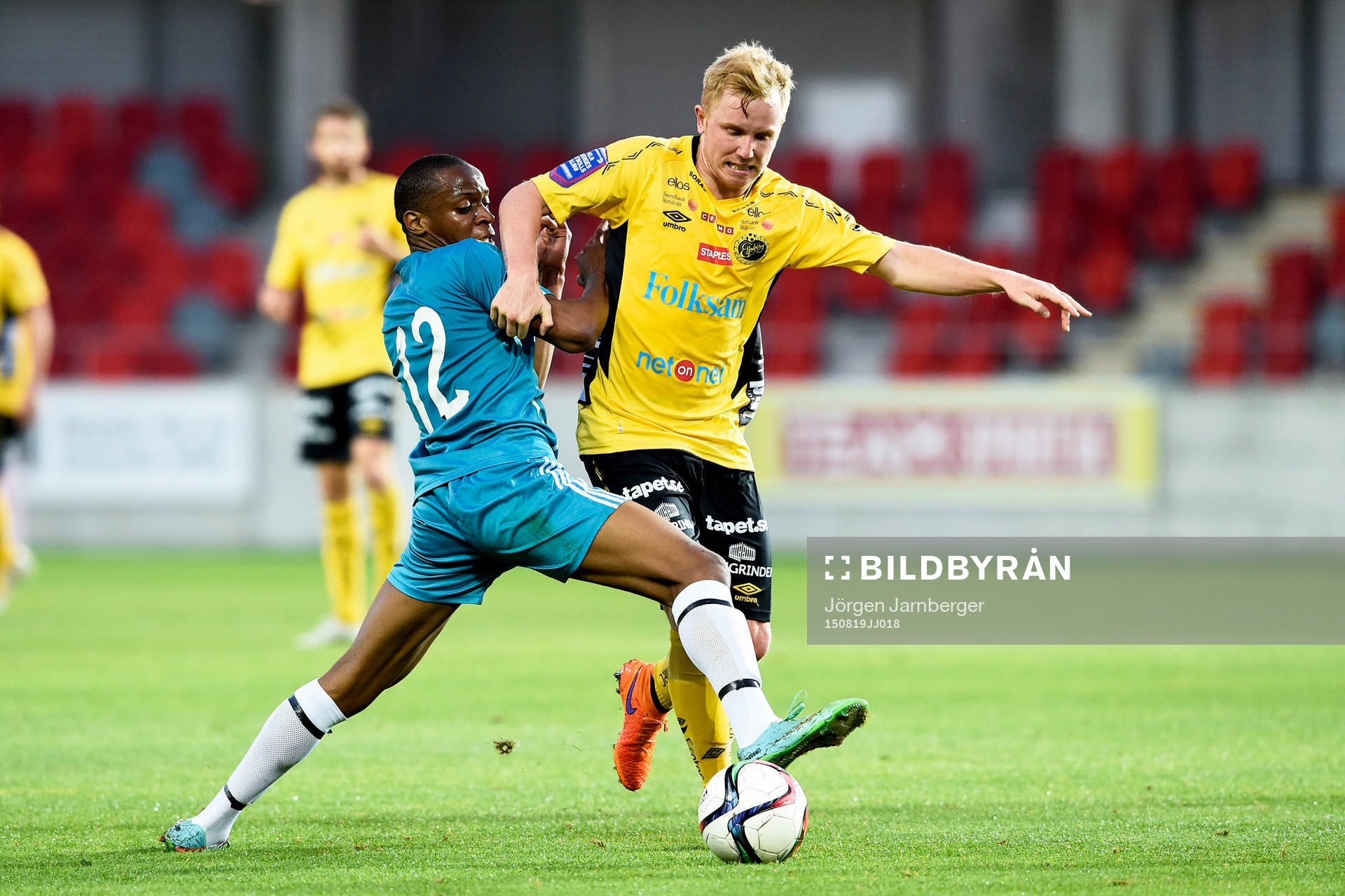 Somaliska UFs Mohamed Abdulle Abdiladif och Elfsborgs Simon Lundevall under en fotbollsmatch i Svenska cupen mellan Somaliska UF och IF Elfsborg den 19 augusti 2015 i Växjö.
