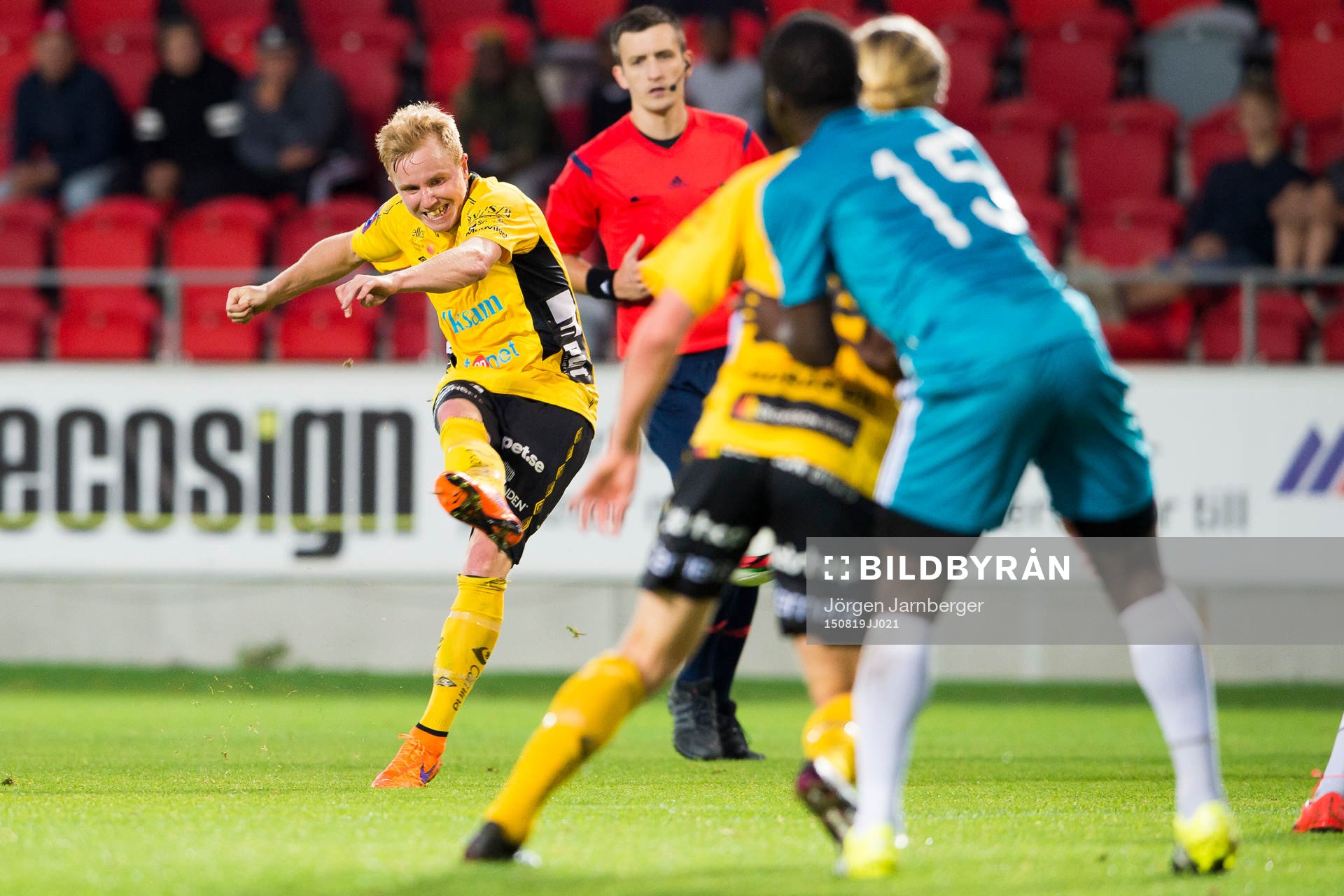 Elfsborgs Simon Lundevall skjuter under en fotbollsmatch i Svenska cupen mellan Somaliska UF och IF Elfsborg den 19 augusti 2015 i Växjö.