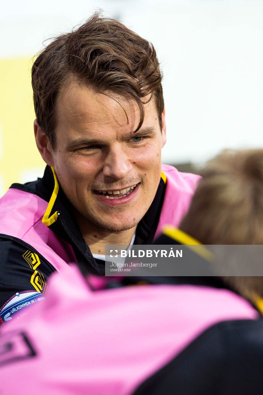 Elfsborgs Henning Hauger värmer upp för att bytas in
