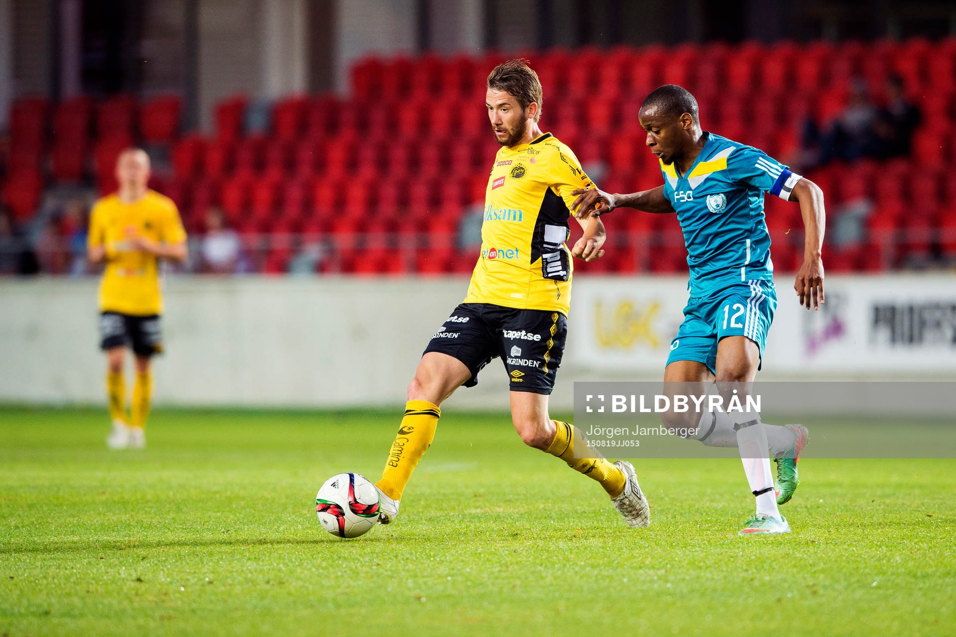 Elfsborgs Marcus Rohdén och Somaliska UFs Mohamed Abdulle Abdiladif under en fotbollsmatch i Svenska cupen mellan Somaliska UF och IF Elfsborg den 19 augusti 2015 i Växjö.