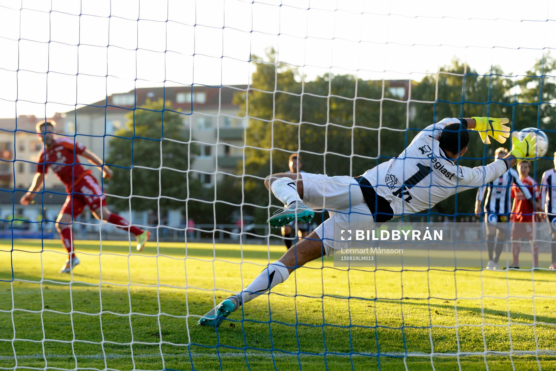 IFK Göteborgs Emil Salomonsson gör 0-4 på straff bakom