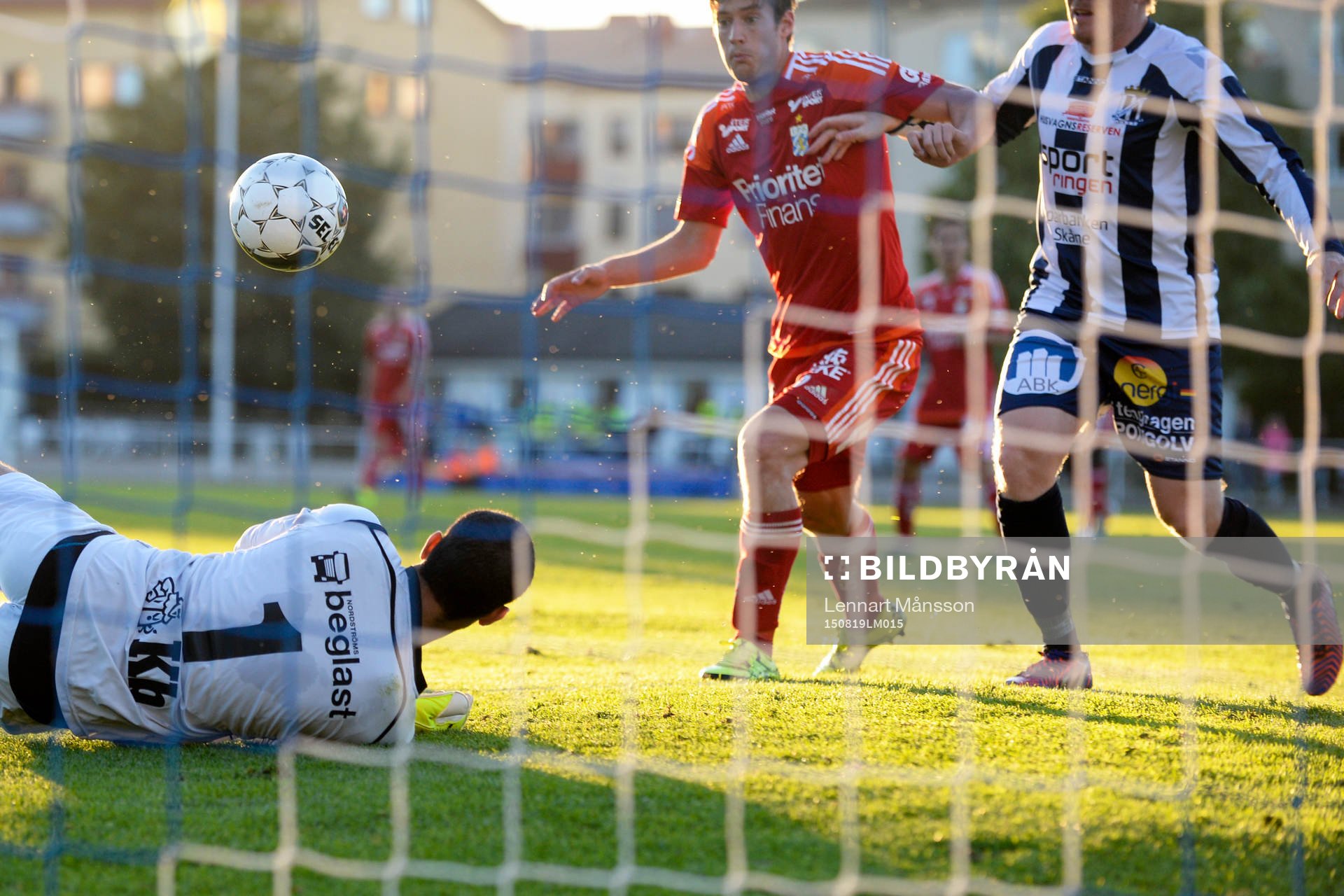 Kristianstads målvakt Sixten Mohlin och IFK Göteborgs Victor Sköld stormar fram under fotbollsmatchen i Svenska Cupen mellan Kristianstad och IFK Göteborg den 19 augusti 2015 i Kristianstad.