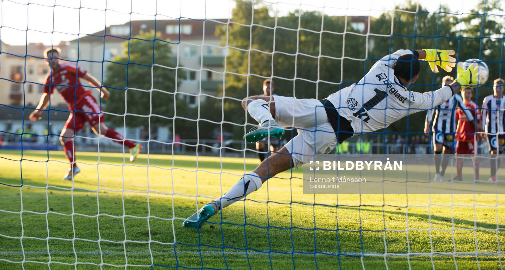 IFK Göteborgs Emil Salomonsson gör 4-0 på straff bakom