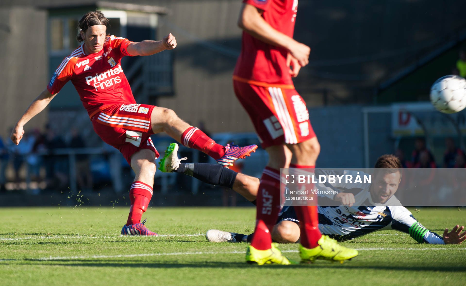 IFK Göteborgs Gustav Svensson skjuter centimetrar över