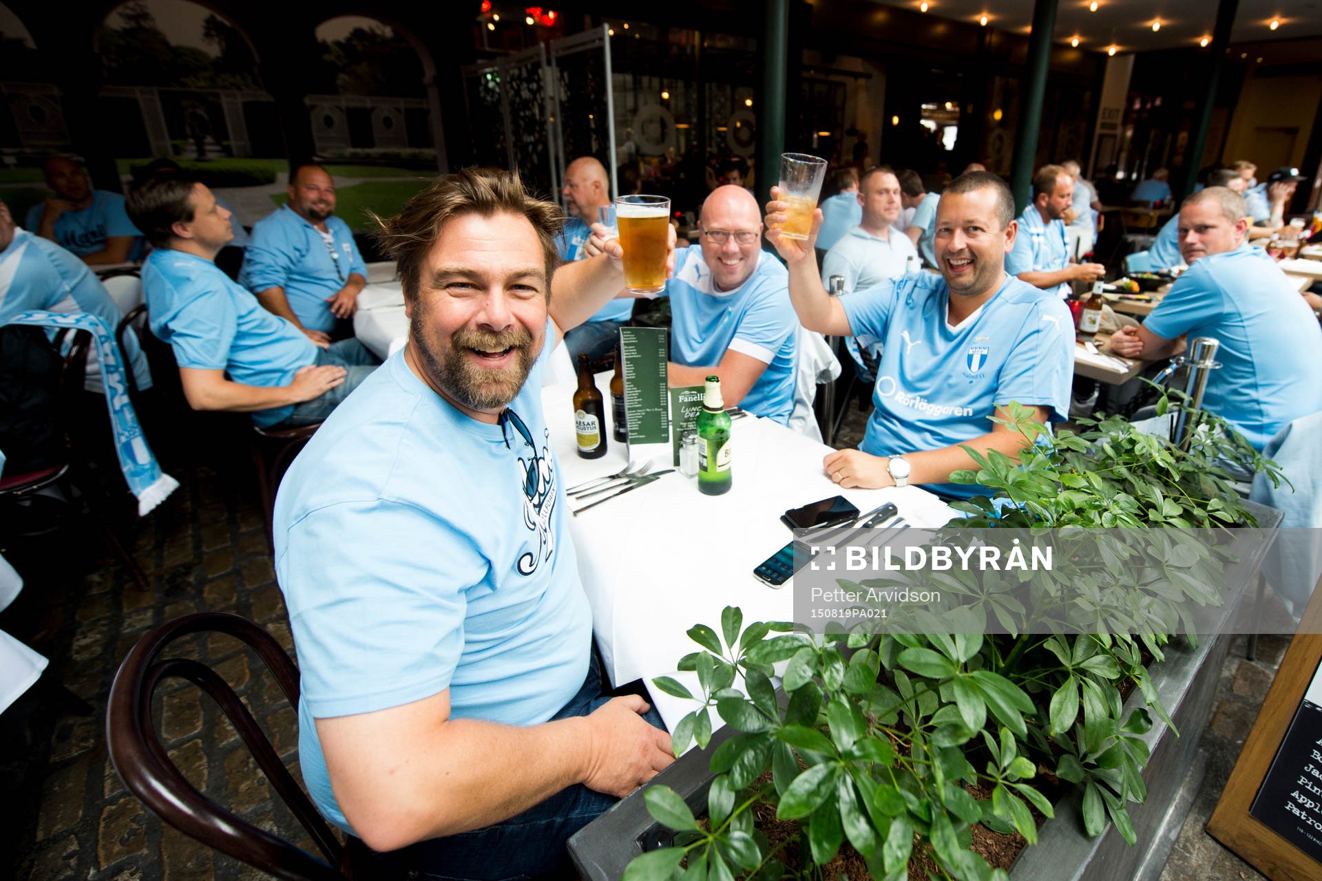 Malmö FFs supportrar har landat och värmer upp på en bar