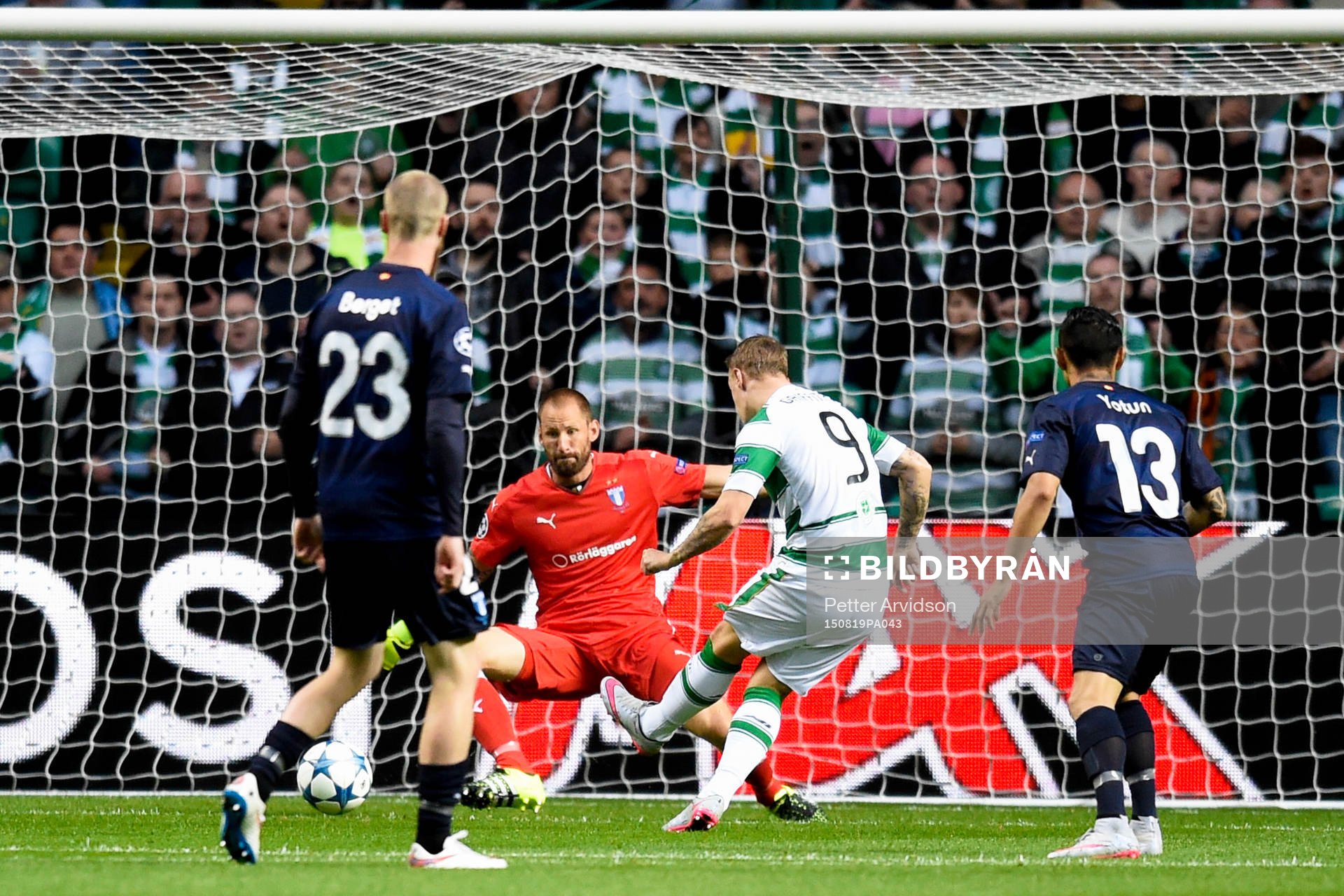 Celtics Leigh Griffiths gör 1-0 bakom Malmö FFs målvakt