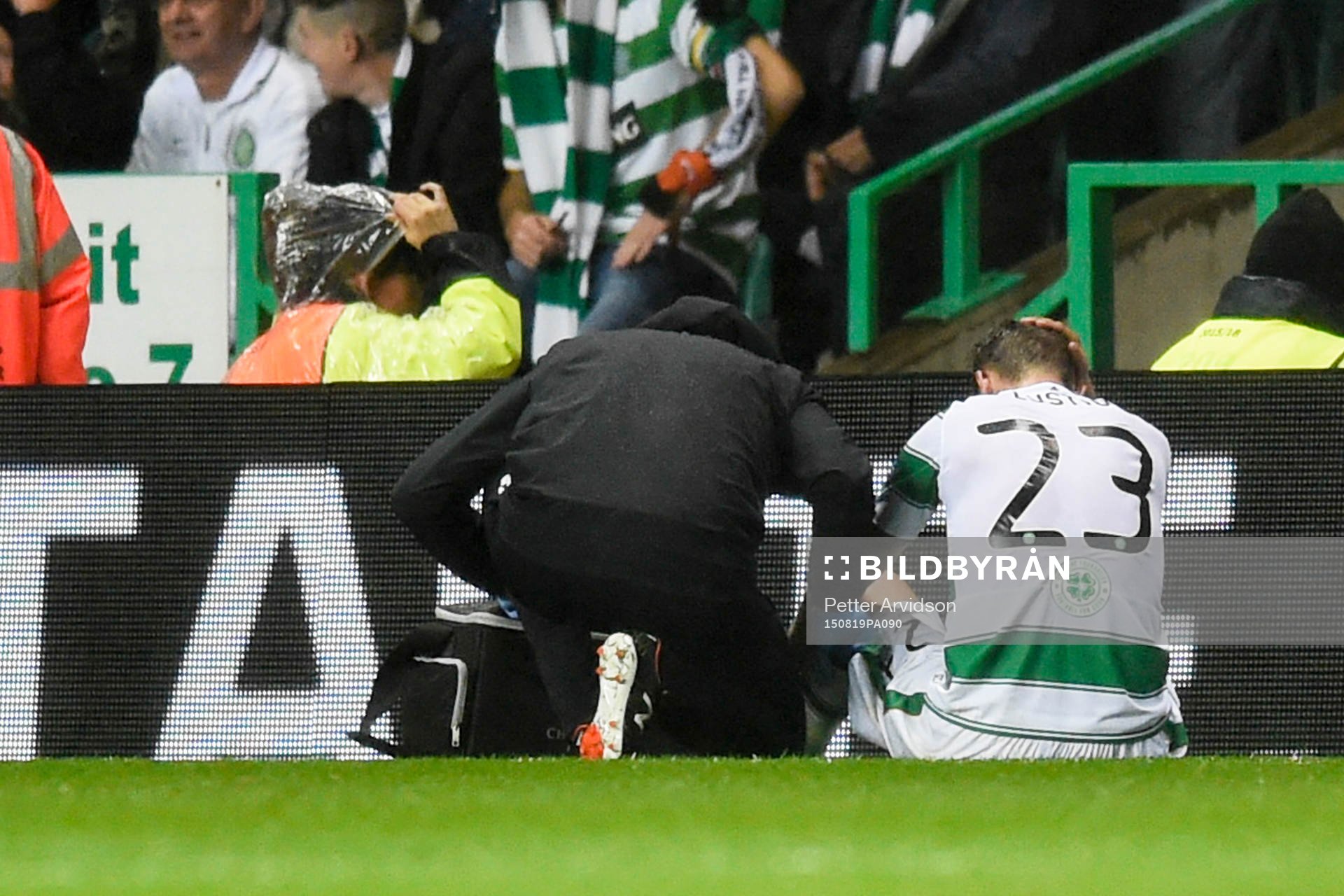 Celtics Mikael Lustig fick bäras ut på bår