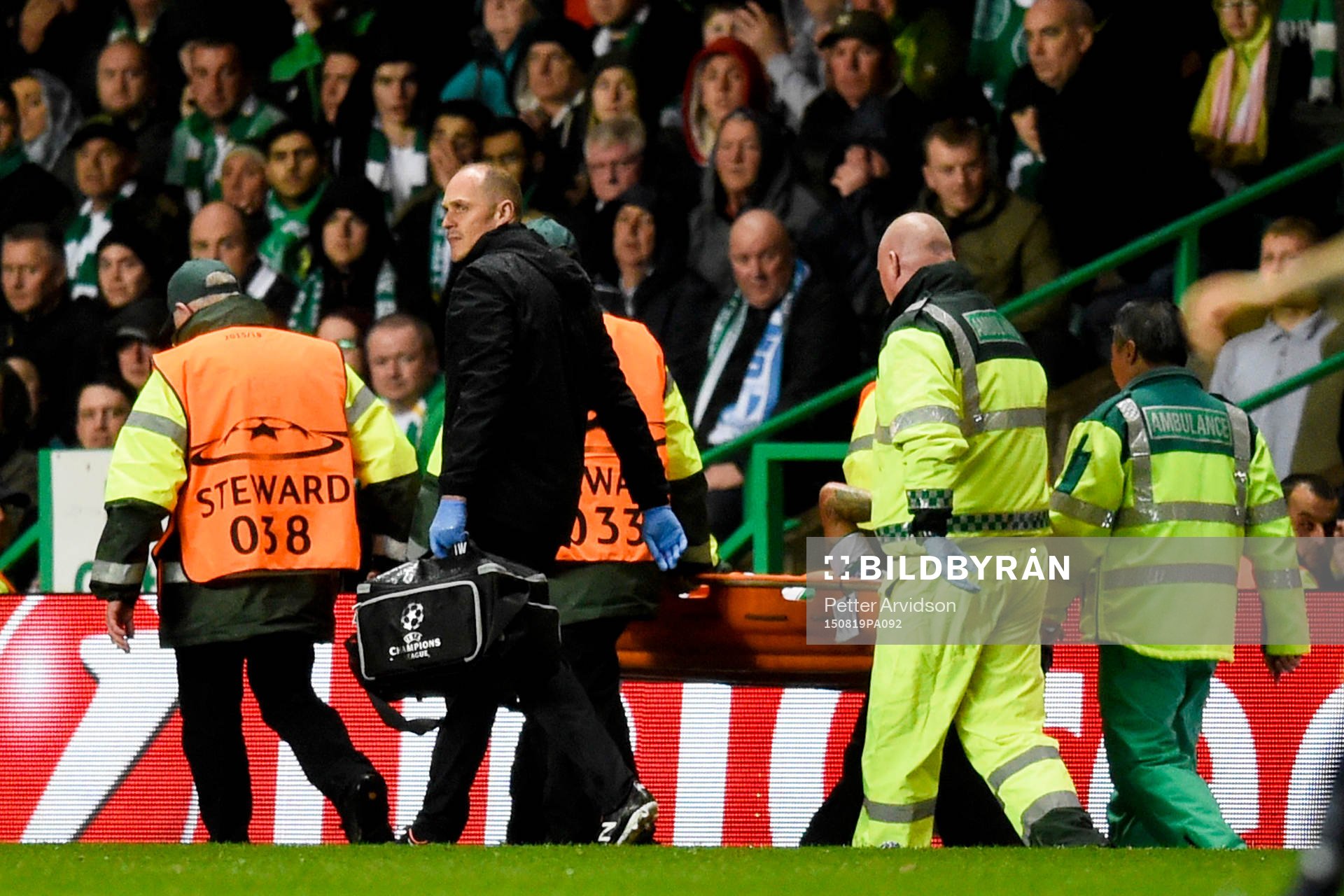 Celtics Mikael Lustig bärs ut på bår