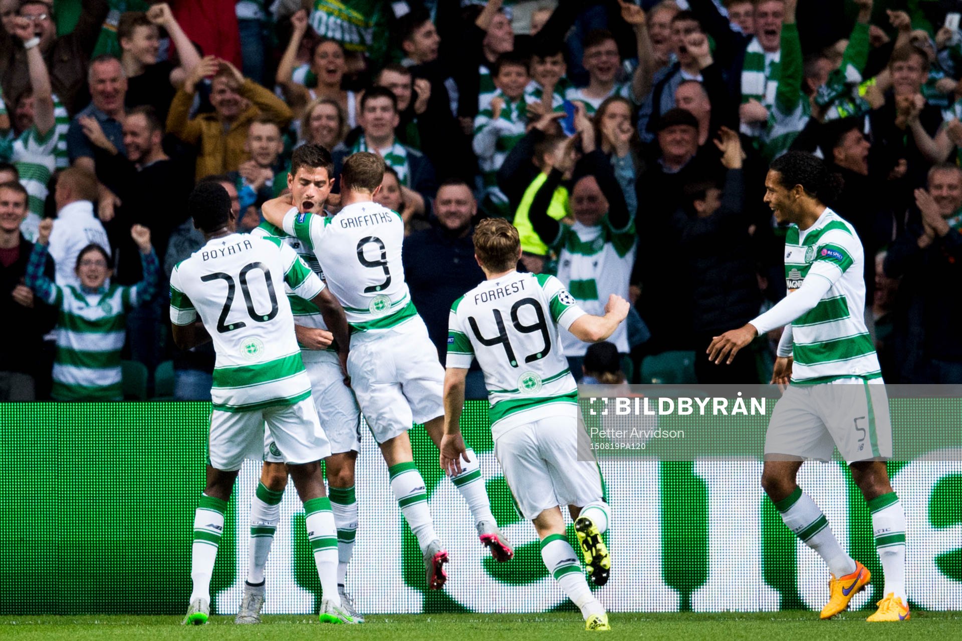 Celtics spelare jublar efter 2-0 genom Nir Biton (m) under fotbollsmatchen mellan Celtic och Malmö FF i kvalet till Champions League den 19 augusti 2015 i Glasgow.
