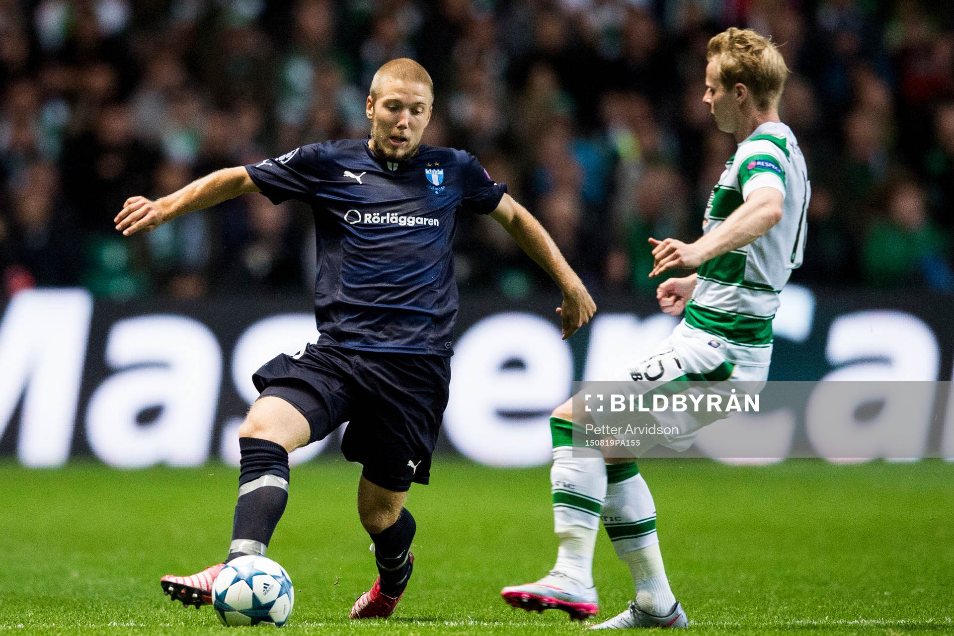 Malmö FFs Anton Tinnerholm och Celtics Kris Commons under fotbollsmatchen mellan Celtic och Malmö FF i kvalet till Champions League den 19 augusti 2015 i Glasgow.