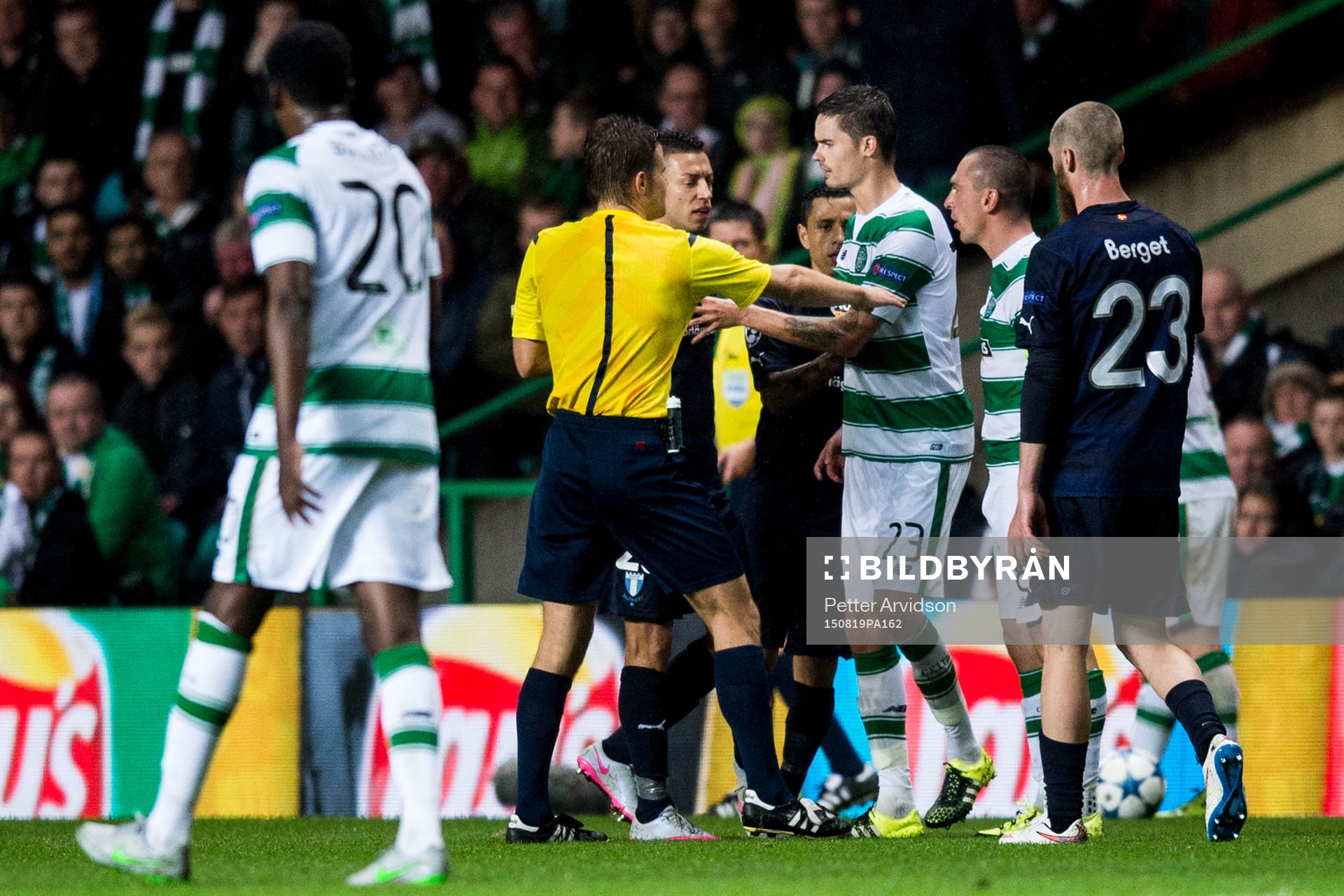 Irriterat mellan Celtics Mikael Lustig och Malmö FFs spelare under fotbollsmatchen mellan Celtic och Malmö FF i kvalet till Champions League den 19 augusti 2015 i Glasgow.