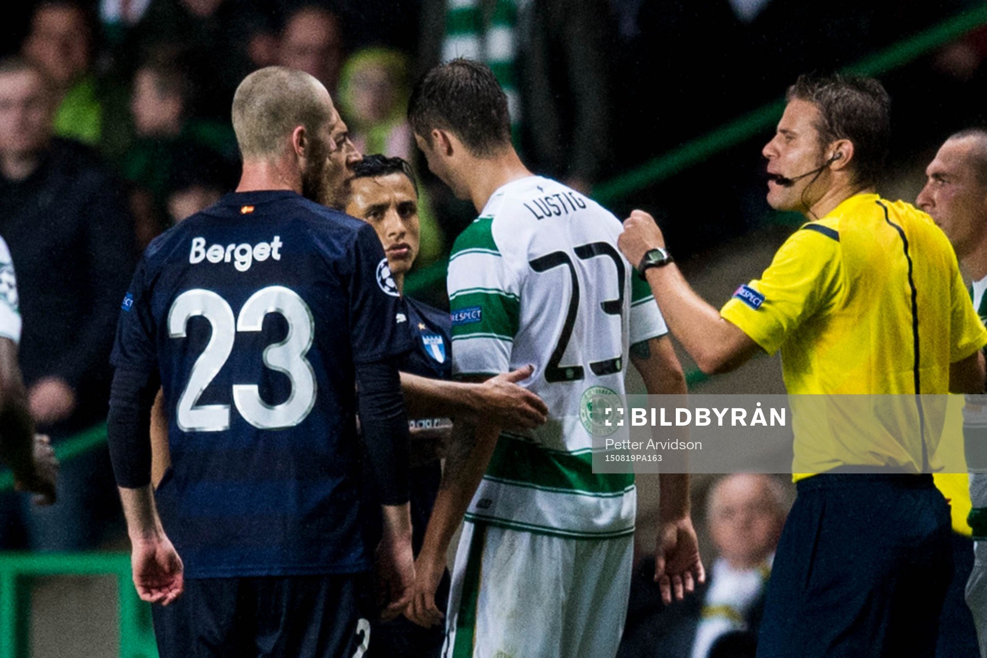 Irriterat mellan Celtics Mikael Lustig och Malmö FFs Jo Inge Berget och Yoshimar Yotún under fotbollsmatchen mellan Celtic och Malmö FF i kvalet till Champions League den 19 augusti 2015 i Glasgow.