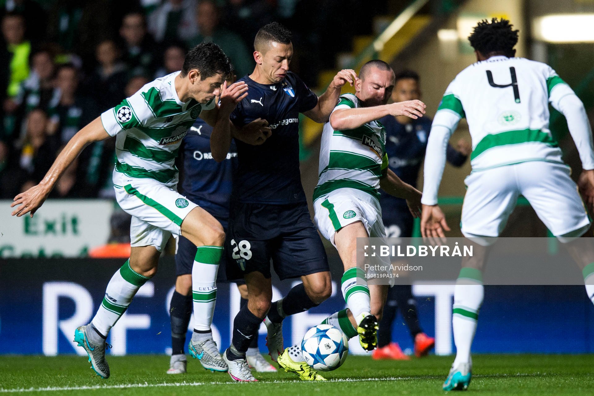 Malmö FFs Nikola Djurjic på genombrott i kamp med Celtics Nir Biton och Scott Brown under fotbollsmatchen mellan Celtic och Malmö FF i kvalet till Champions League den 19 augusti 2015 i Glasgow.