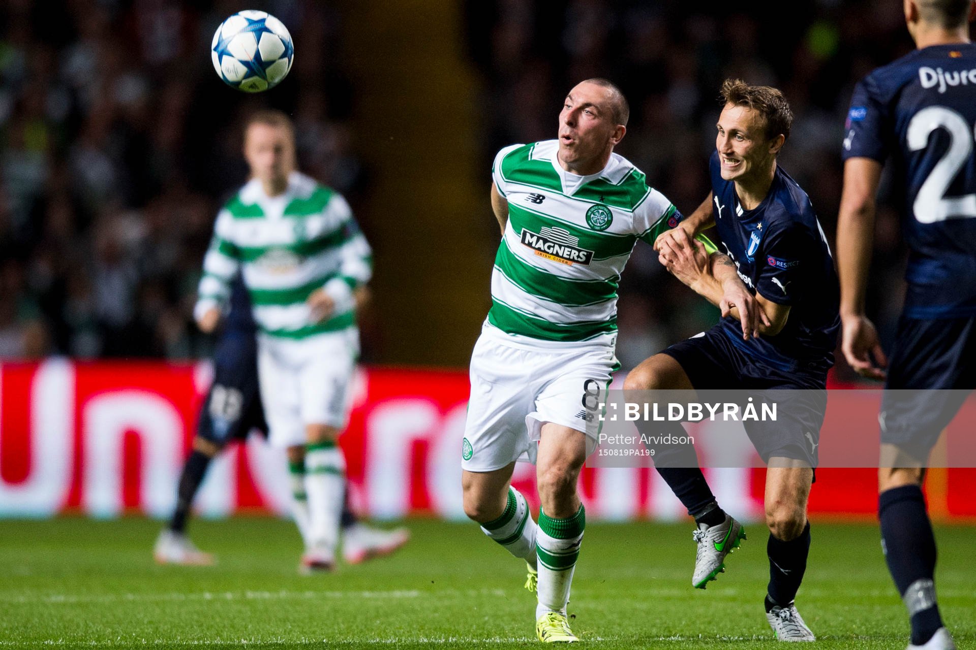 Celtics Scott Brown i kamp med Malmö FFs Magnus Wolff Eikrem under fotbollsmatchen mellan Celtic och Malmö FF i kvalet till Champions League den 19 augusti 2015 i Glasgow.