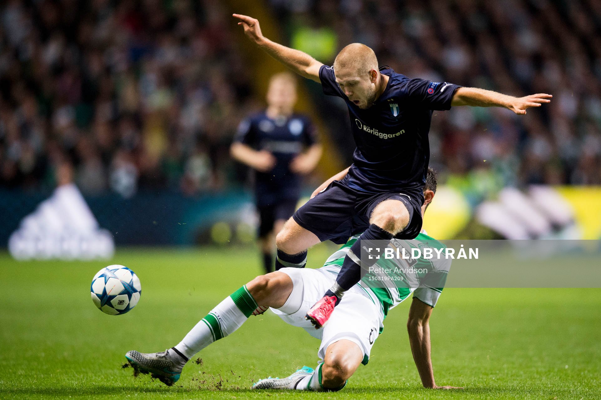 Malmö FFs Anton Tinnerholm och Celtics Nir Biton under fotbollsmatchen mellan Celtic och Malmö FF i kvalet till Champions League den 19 augusti 2015 i Glasgow.