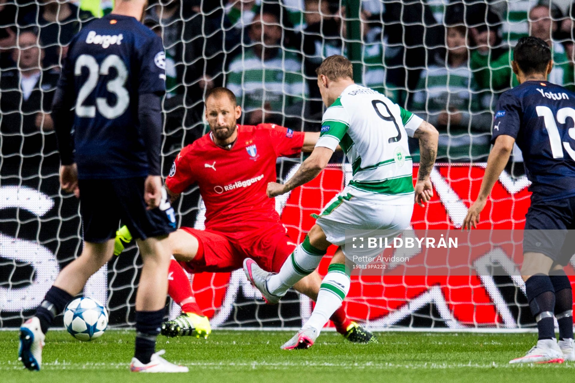 Celtics Leigh Griffiths gör 1-0 bakom Malmö FFs målvakt