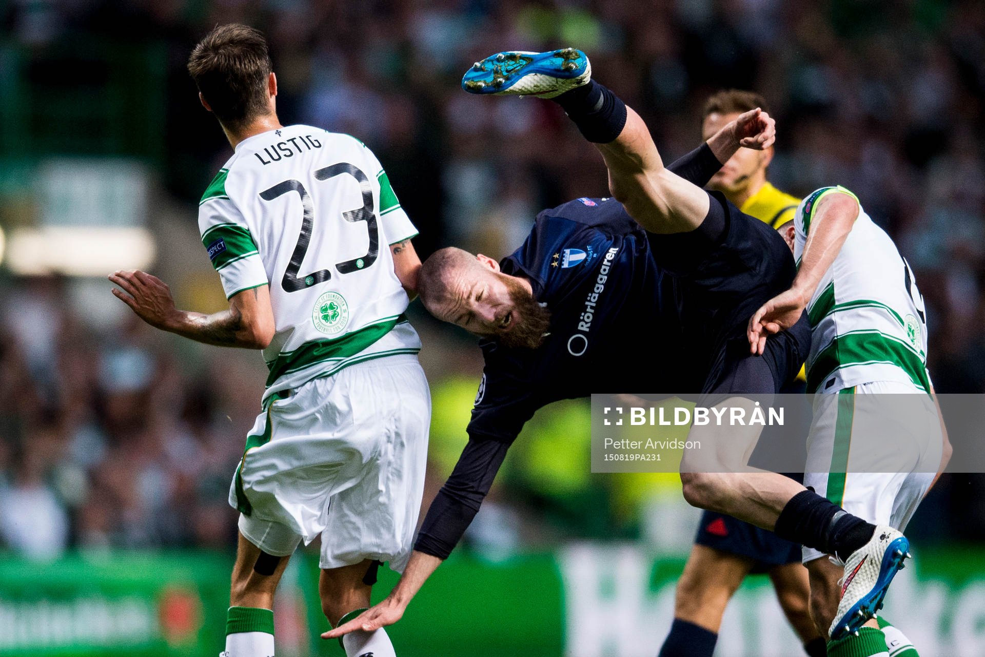 Malmö FFs Jo Inge Berget i luftduell med Celtics Mikael