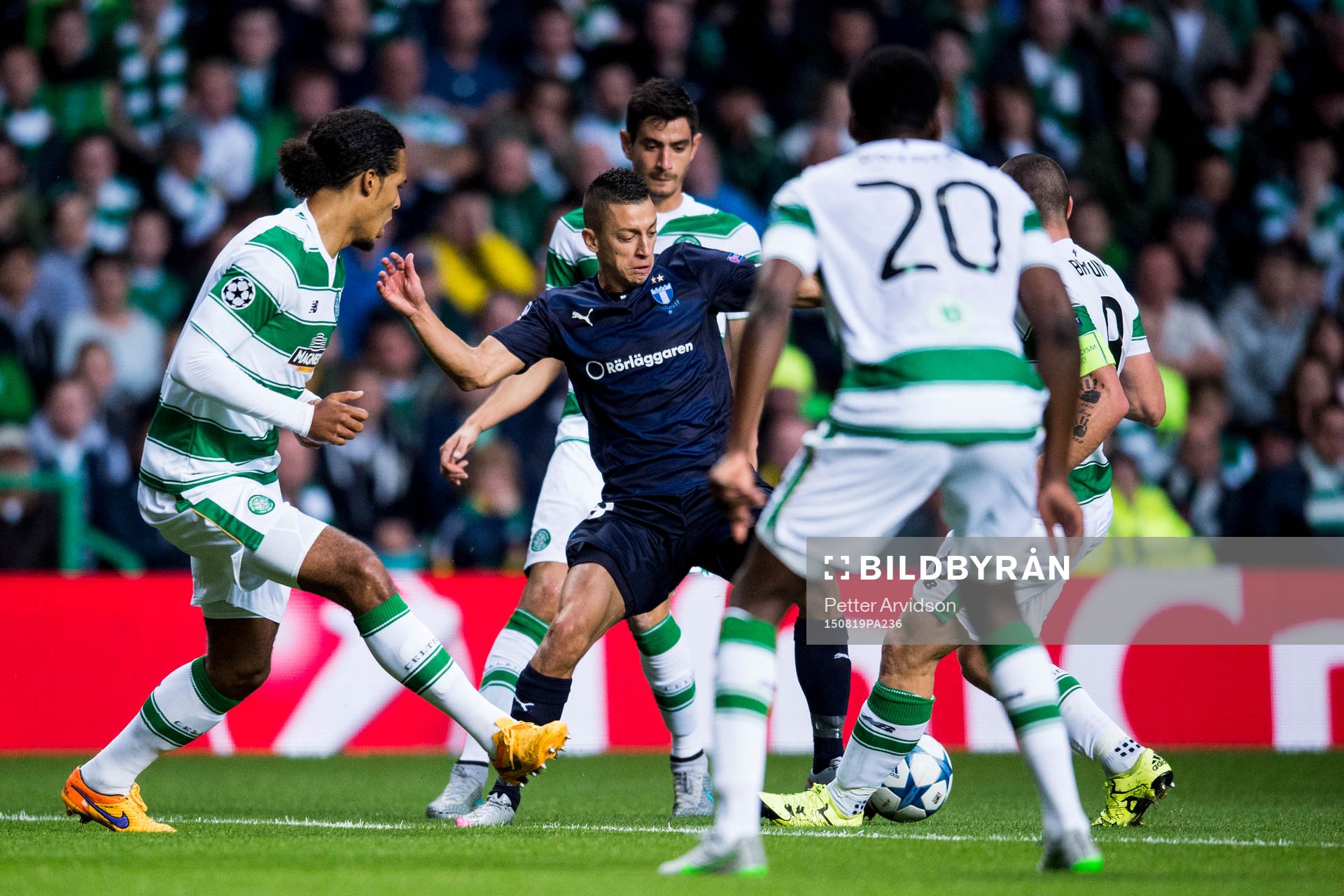 Malmö FFs Nikola Djurjic omringad av Celtics spelare under fotbollsmatchen mellan Celtic och Malmö FF i kvalet till Champions League den 19 augusti 2015 i Glasgow.