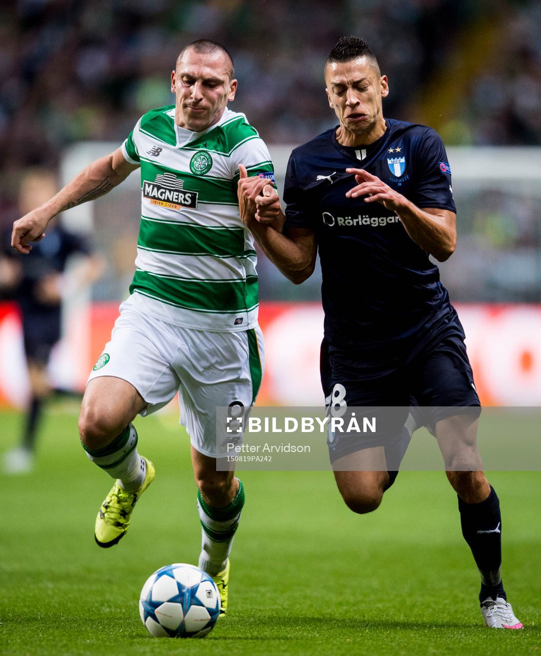 Celtics Scott Brown i kamp med Malmö FFs Nikola Djurjic under fotbollsmatchen mellan Celtic och Malmö FF i kvalet till Champions League den 19 augusti 2015 i Glasgow.