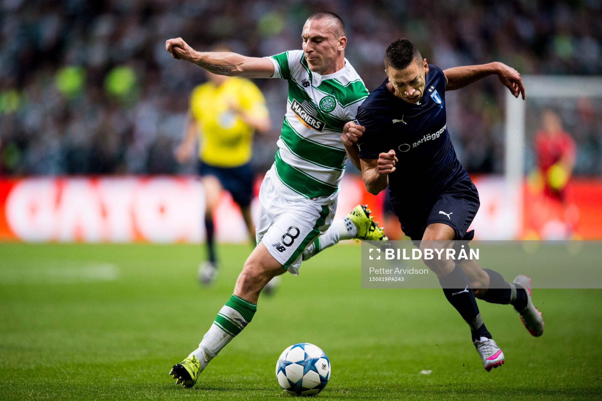 Celtics Scott Brown i kamp med Malmö FFs Nikola Djurjic under fotbollsmatchen mellan Celtic och Malmö FF i kvalet till Champions League den 19 augusti 2015 i Glasgow.