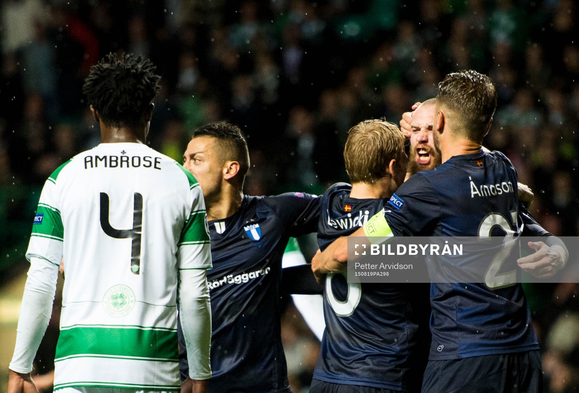 Celtics Efe Ambrose deppar och Malmö FFs Nikola Djurjic,