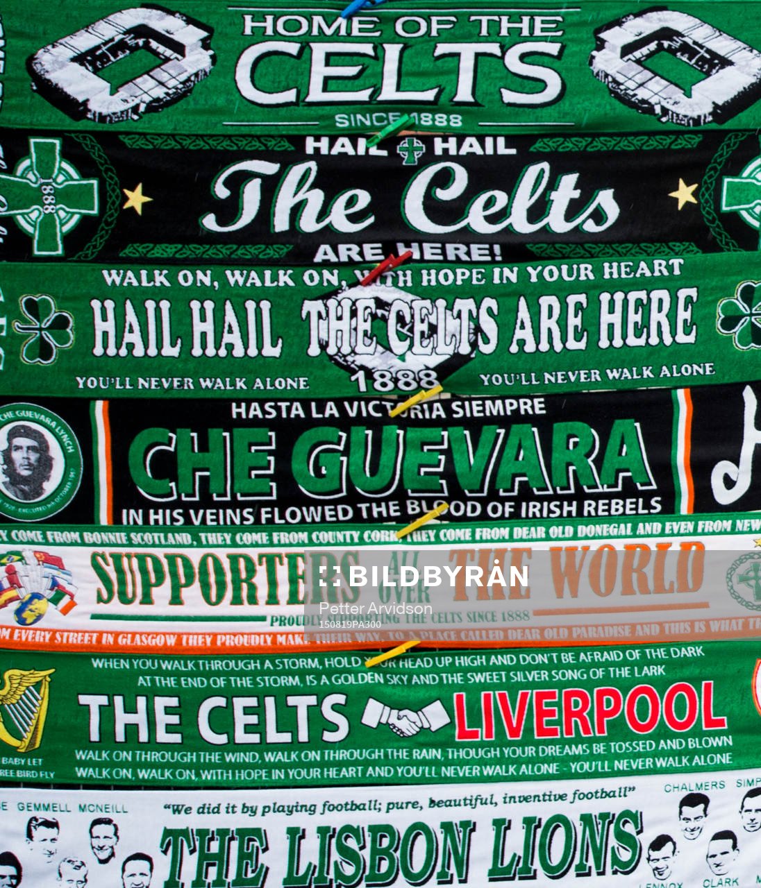 Celtic halsdukar till salu utanför Celtic Park