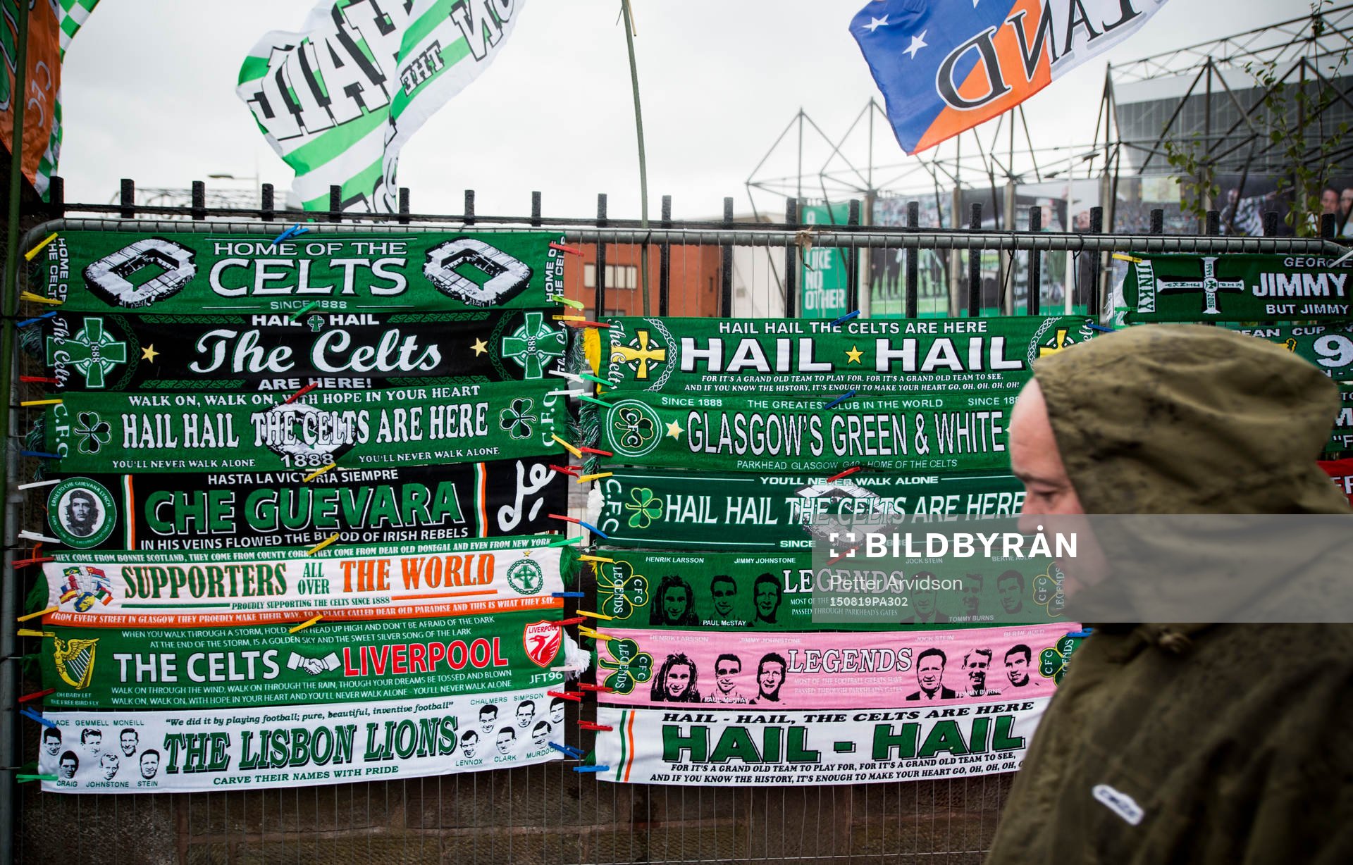 Celtic halsdukar till salu utanför Celtic Park
