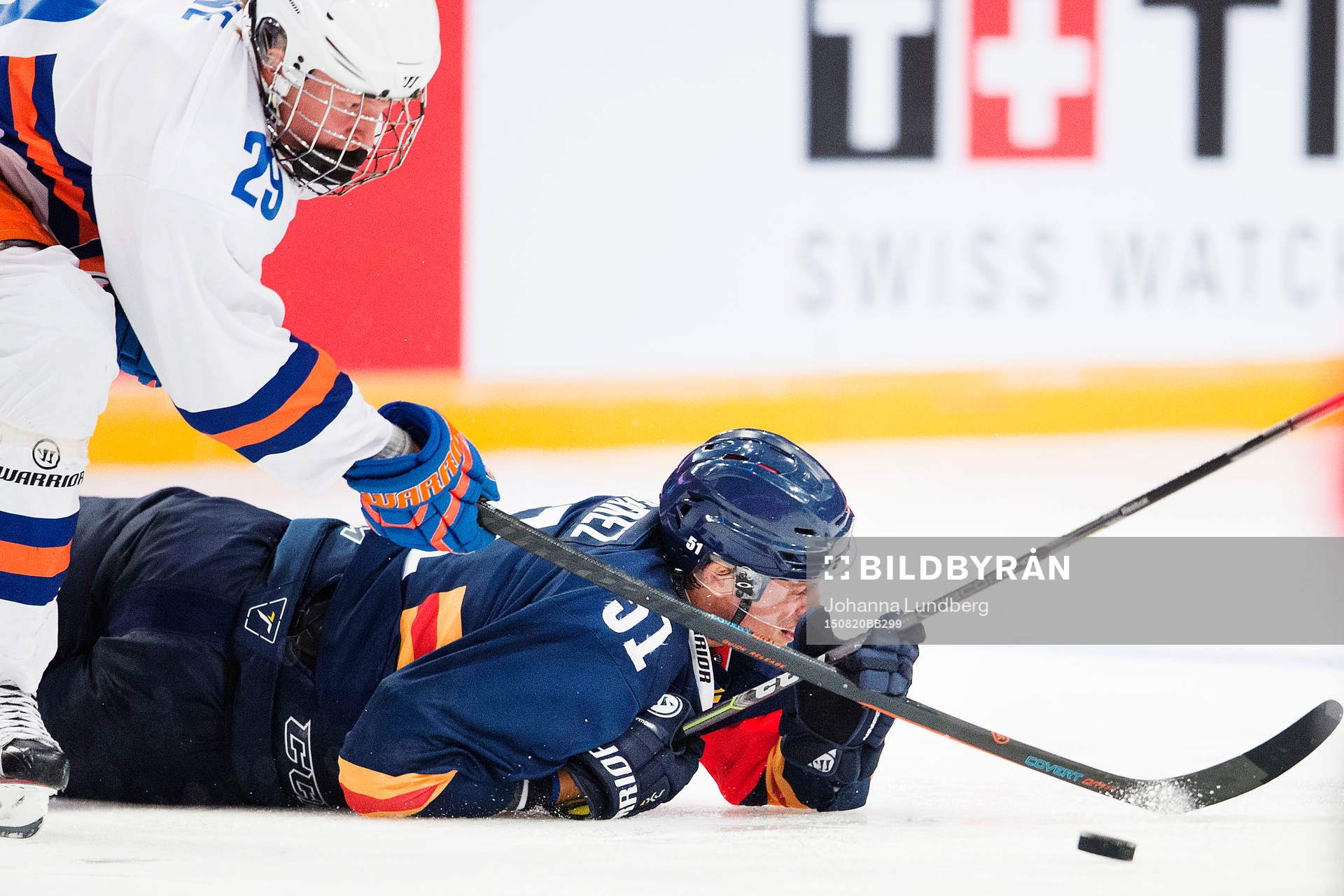 Djurgårdens Robin Alvarez faller i en duell med Tapparas
