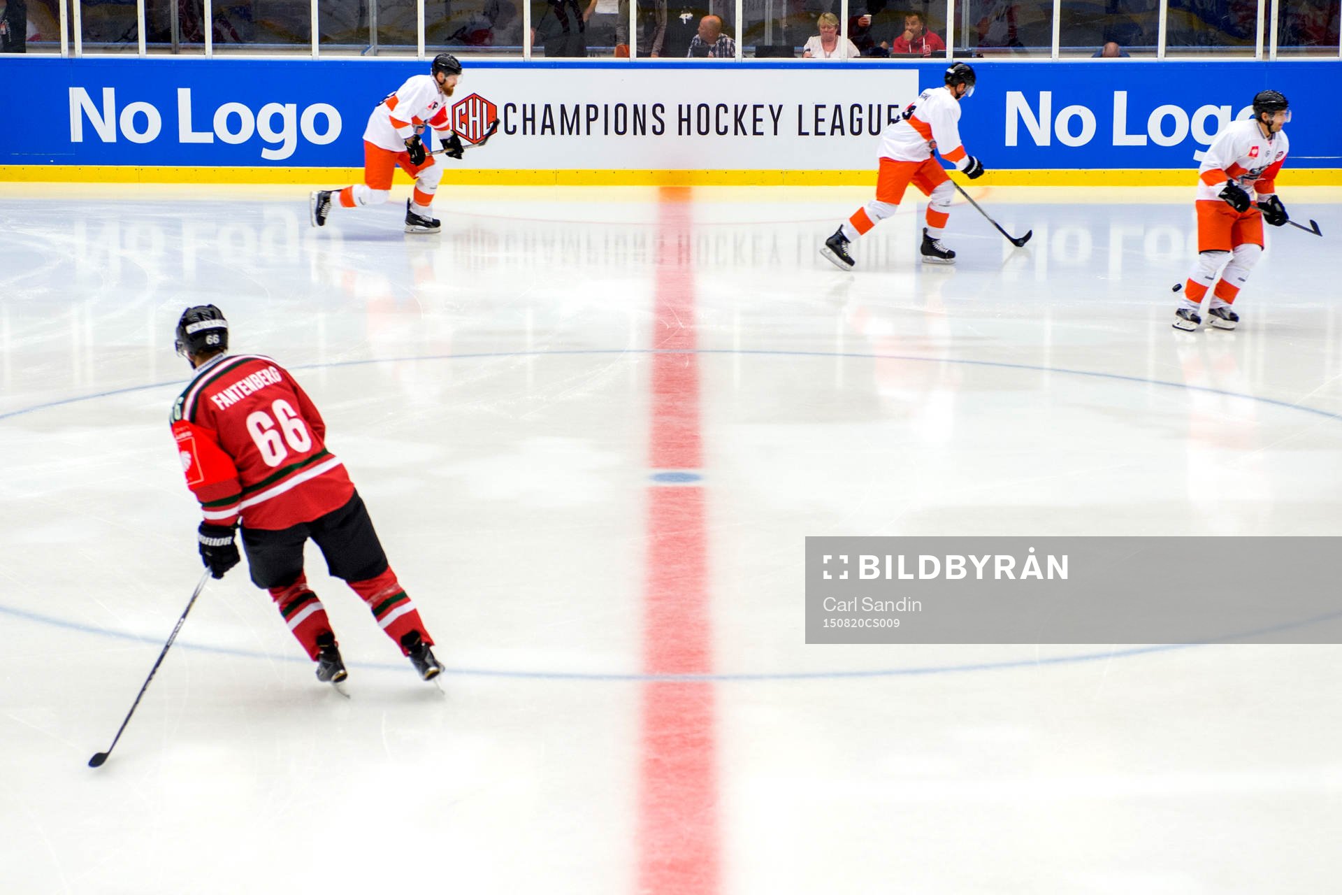 Spelare värmer upp på isen innan ishockeymatchen i CHL