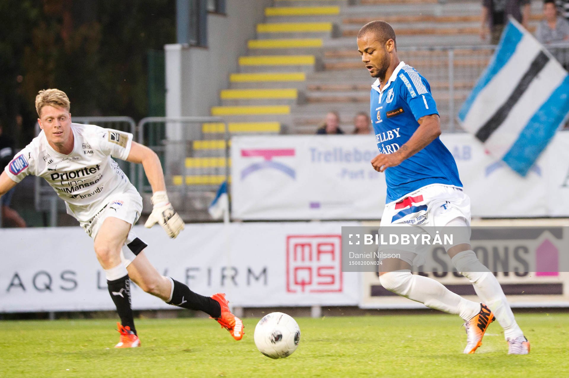Halmstads målvakt Malkolm Nilsson och Trelleborgs Salif Camara Jönsson under fotbollsmatchen i Svenska cupen mellan Trelleborg och Halmstad den 20 Augusti 2015 i Trelleborg.