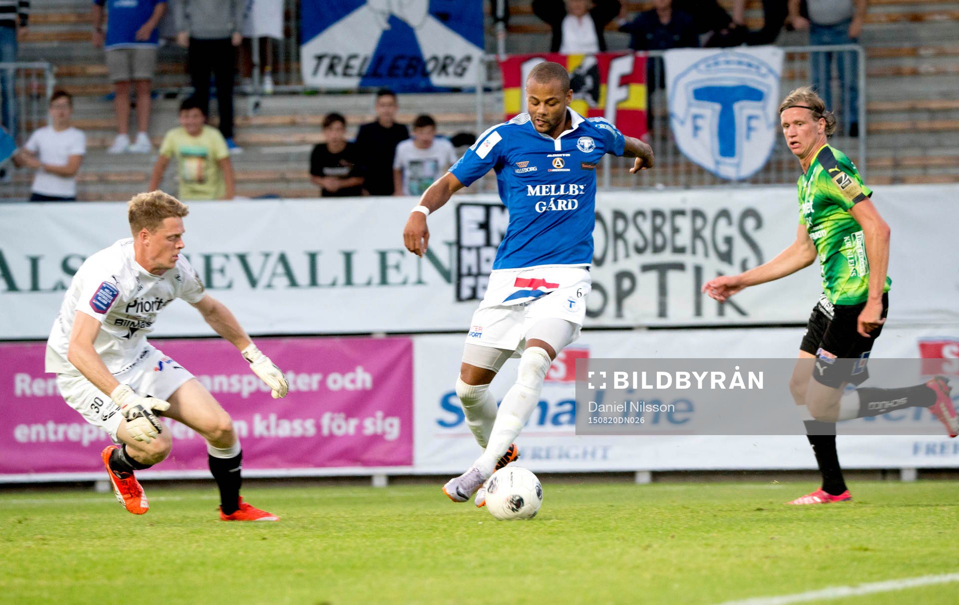 Halmstads målvakt Malkolm Nilsson och Alexander Berntsson och Trelleborgs Salif Camara Jönsson under fotbollsmatchen i Svenska cupen mellan Trelleborg och Halmstad den 20 Augusti 2015 i Trelleborg.