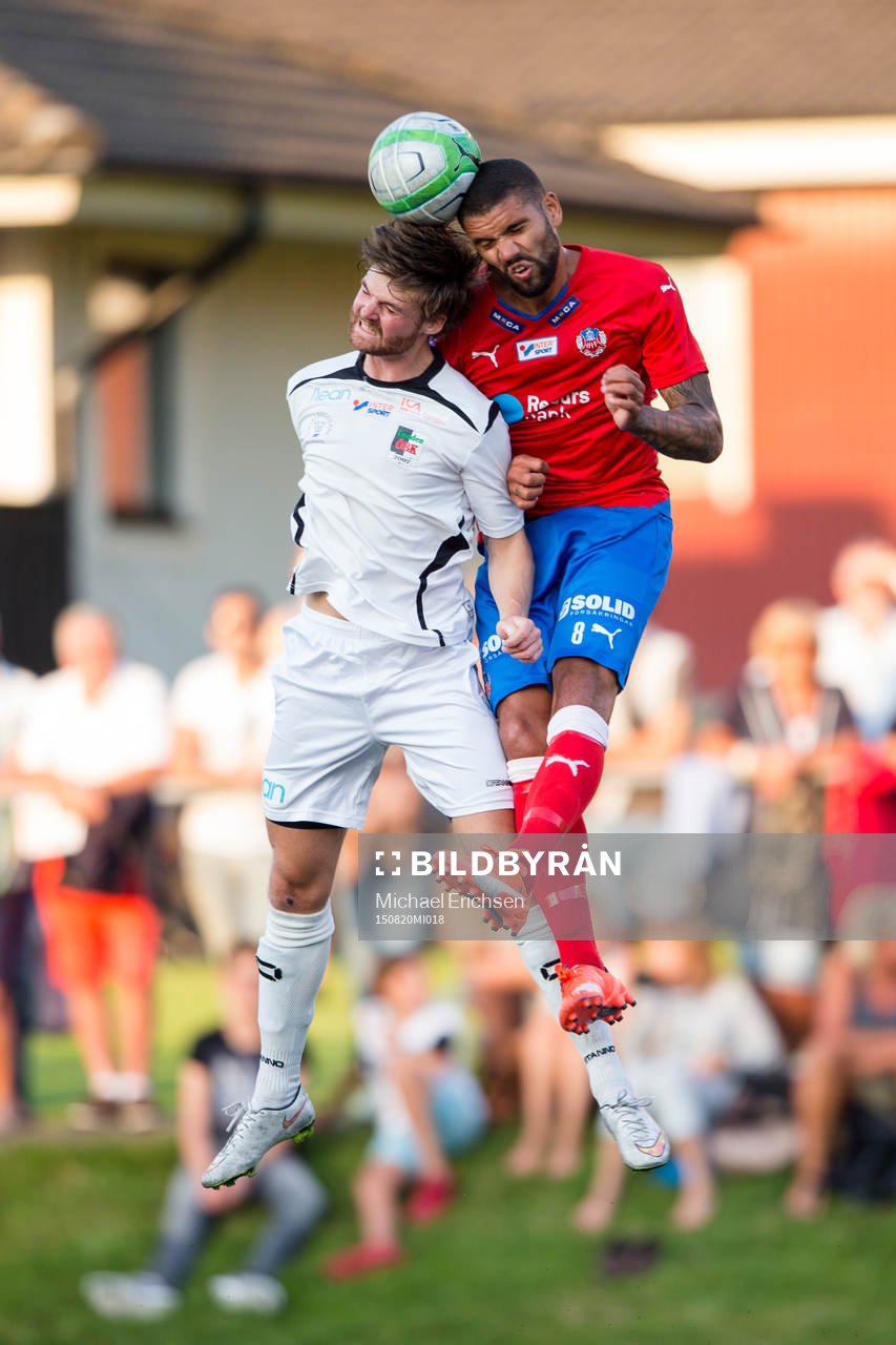 Helsingborgs Victor Palsson vinner en nickduell mot Lundens