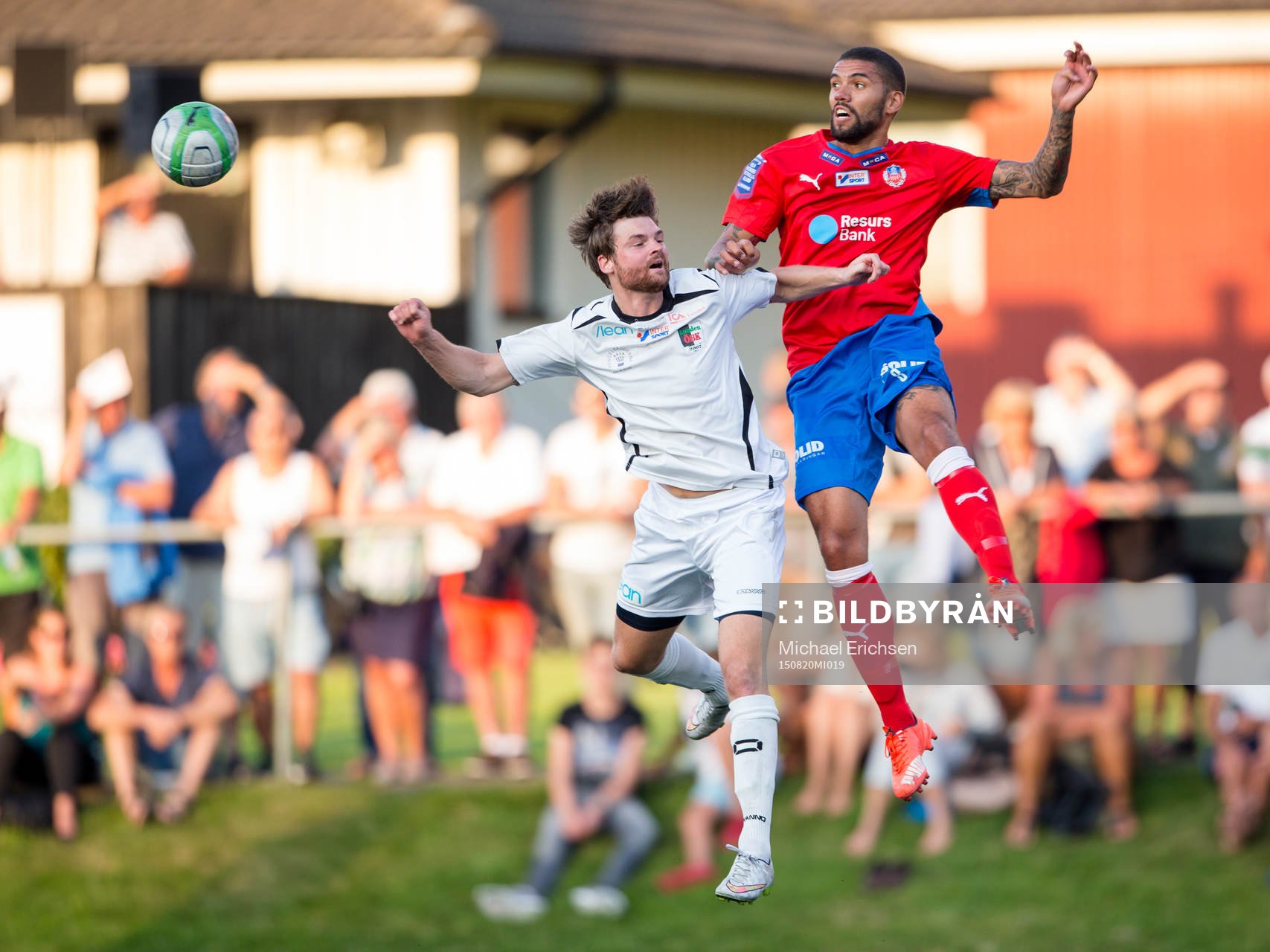 Helsingborgs Victor Palsson vinner en nickduell mot Lundens