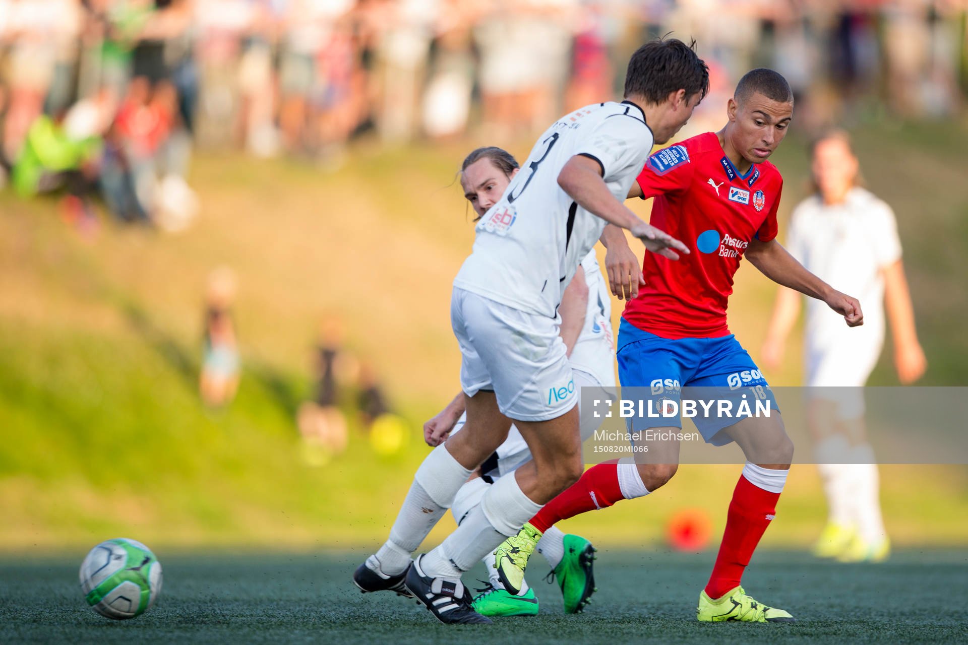 Helsingborgs Jordan Larsson klackar bollen