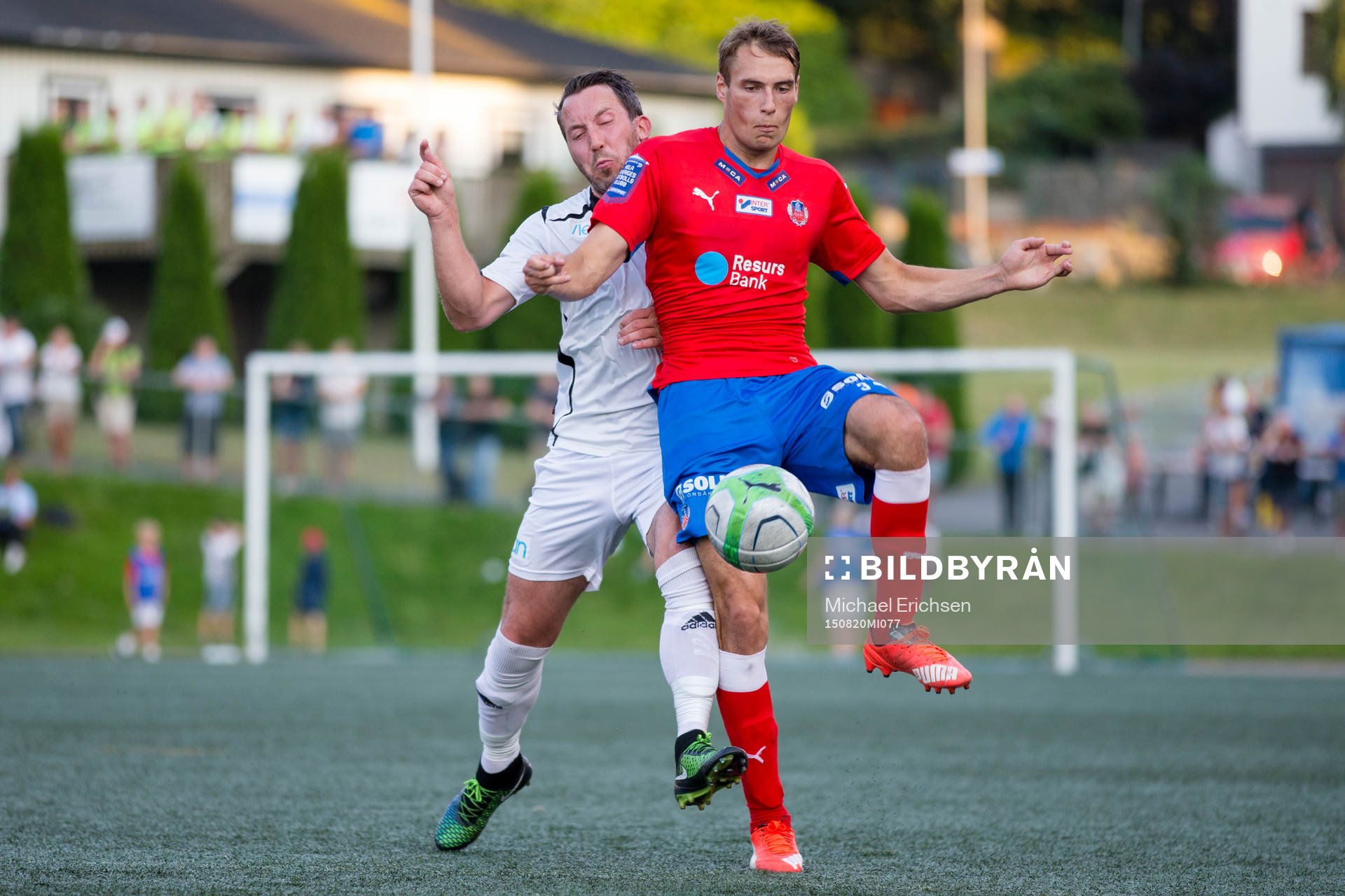 Helsingborgs Frederik Helstrup Jensen i kamp om bollen med