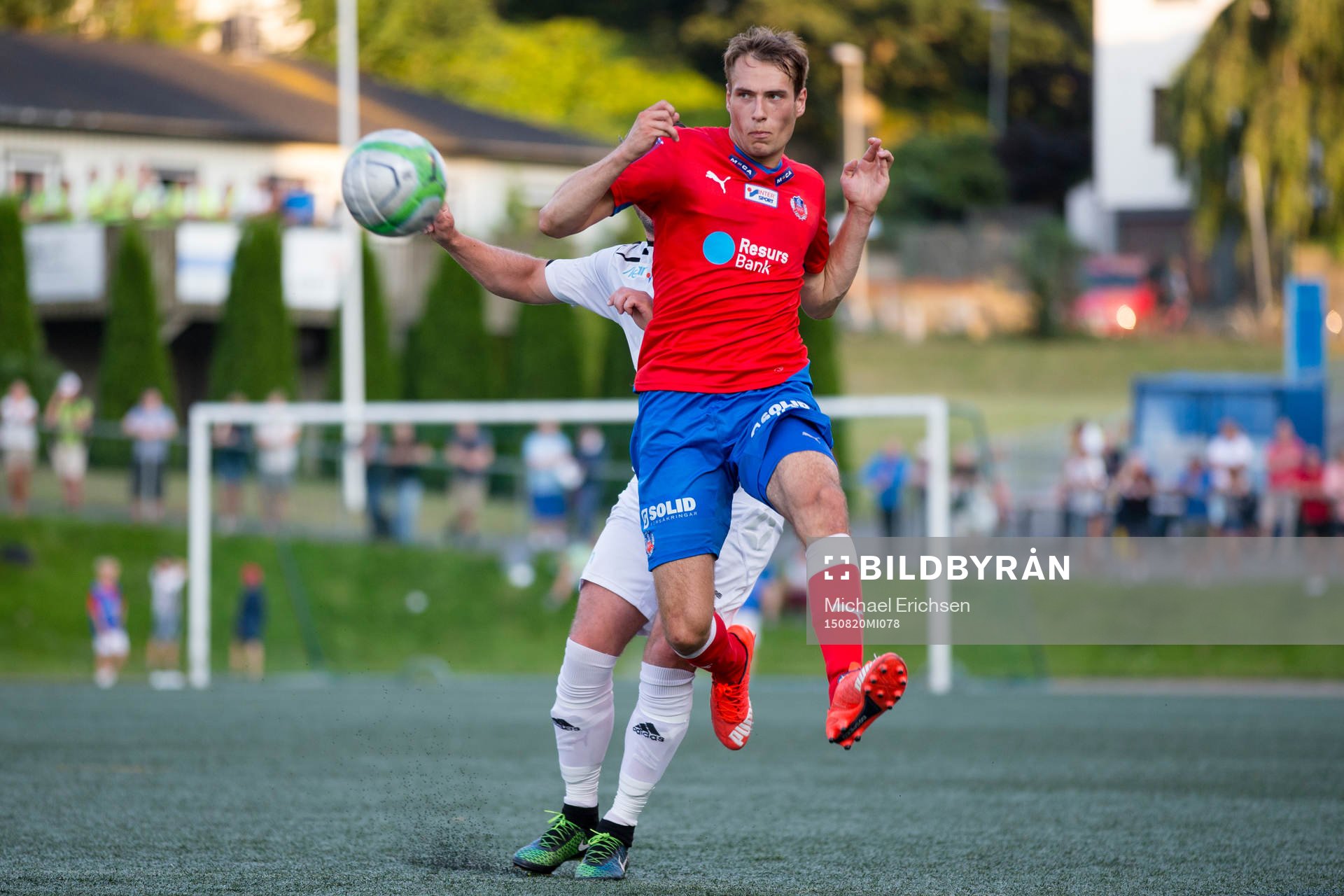 Helsingborgs Frederik Helstrup Jensen i kamp om bollen med