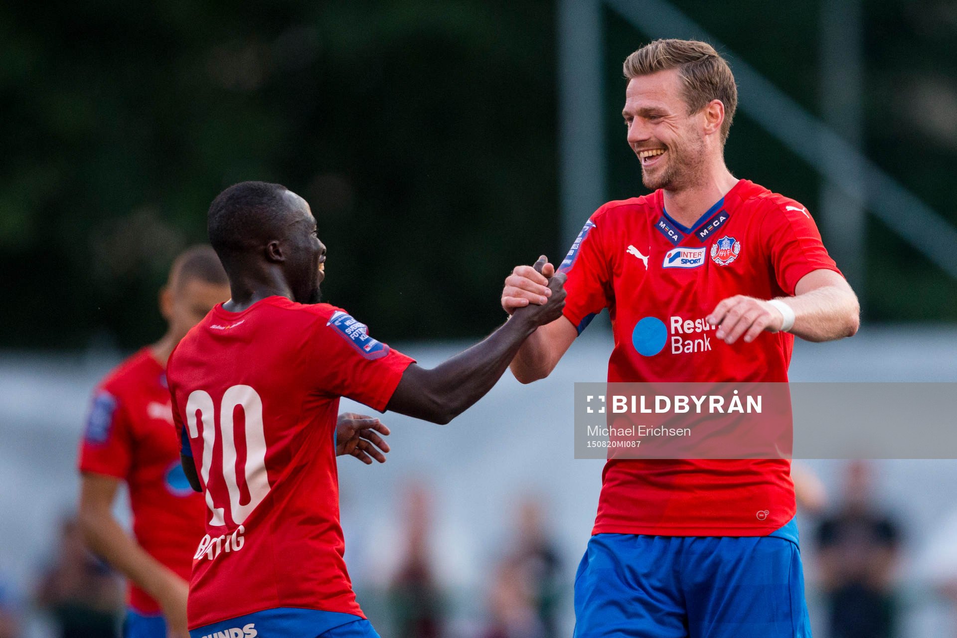 Helsingborgs Arnór Smárason jublar ihop med Emmanuel Boateng efter 7-0 under fotbollsmatchen i Svenska Cupen mellan Lunden ÖBK och Helsingborg den 20 augusti 2015 i Göteborg.