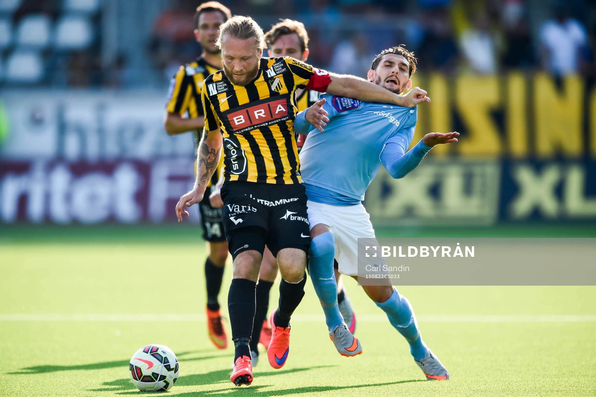 Häckens Emil Wahlström i kamp med Malmö FFs Agon Mehmeti under fotbollsmatchen i Allsvenskan mellan Häcken och Malmö FF den 22 augusti 2015 i Göteborg.