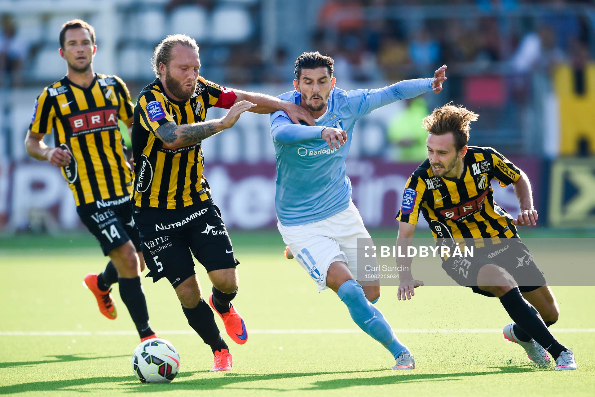 Malmö FFs Agon Mehmeti i kamp med Häckens Martin Ericsson, Emil Wahlström och Simon Sandberg under fotbollsmatchen i Allsvenskan mellan Häcken och Malmö FF den 22 augusti 2015 i Göteborg.